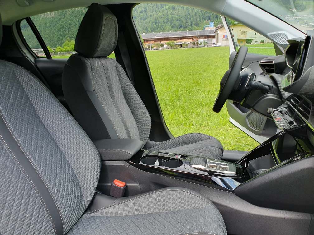 PEUGEOT 208 1.2 Hybrid Allure Premium+-image-9