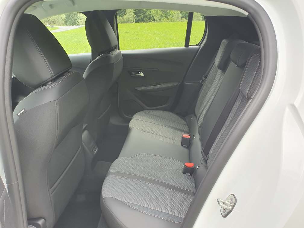 PEUGEOT 208 1.2 Hybrid Allure Premium+-image-14