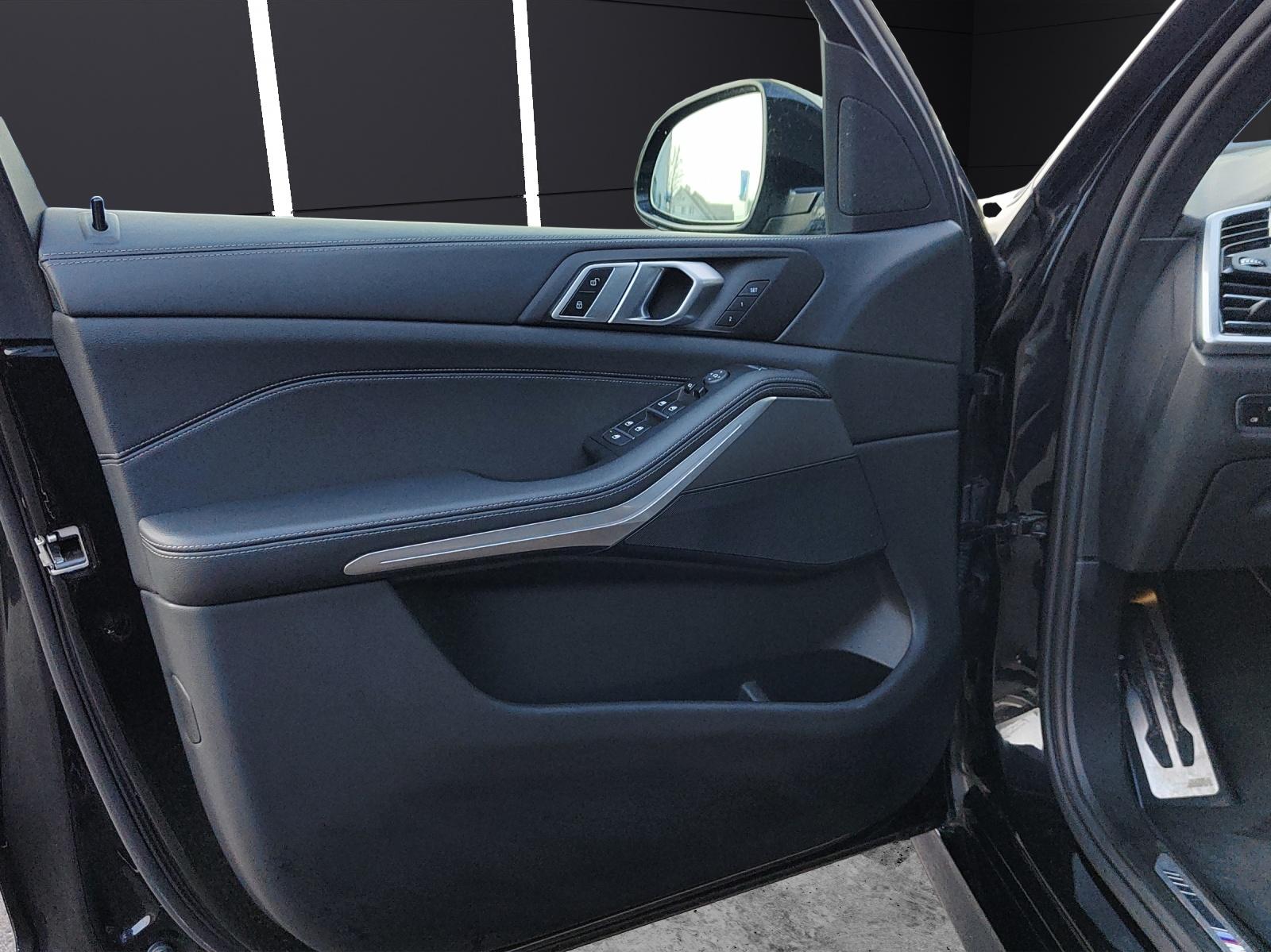 BMW X5 M50i xDrive-image-11