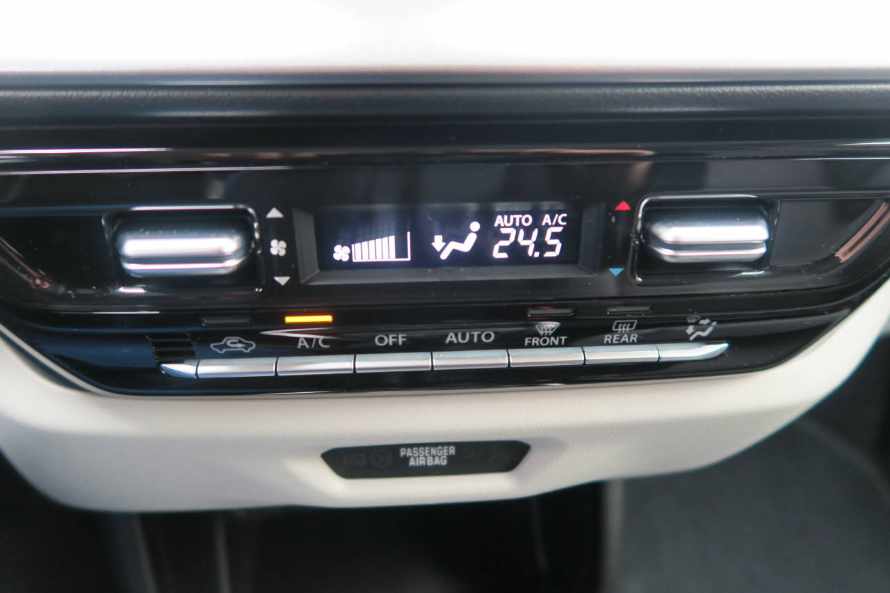 SUZUKI Swift 1.2 Sakura Top Hybrid 4x4-image-12
