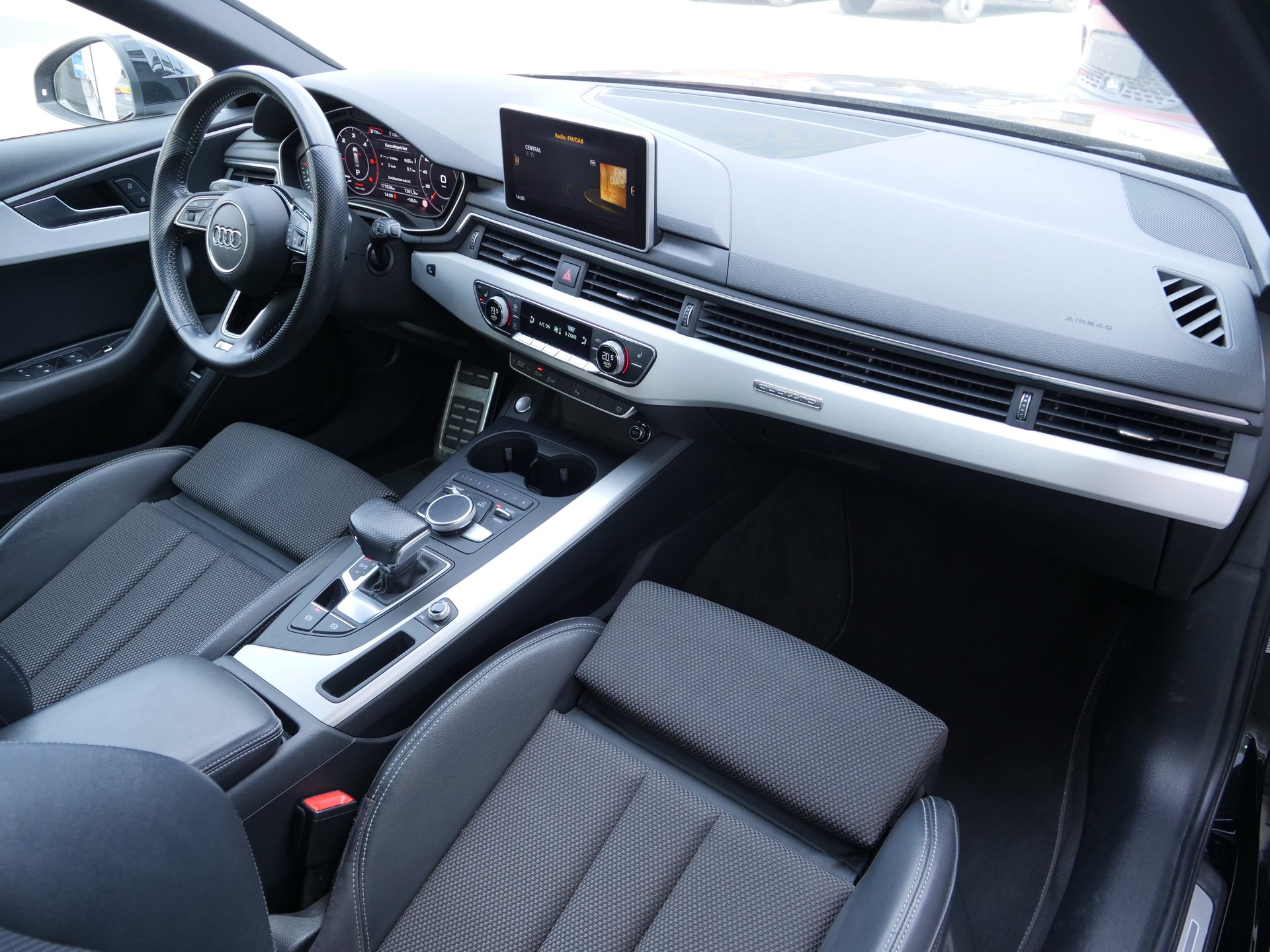 AUDI A4 Avant 2.0 TDI S-Line Quattro S-Tronic-image-8