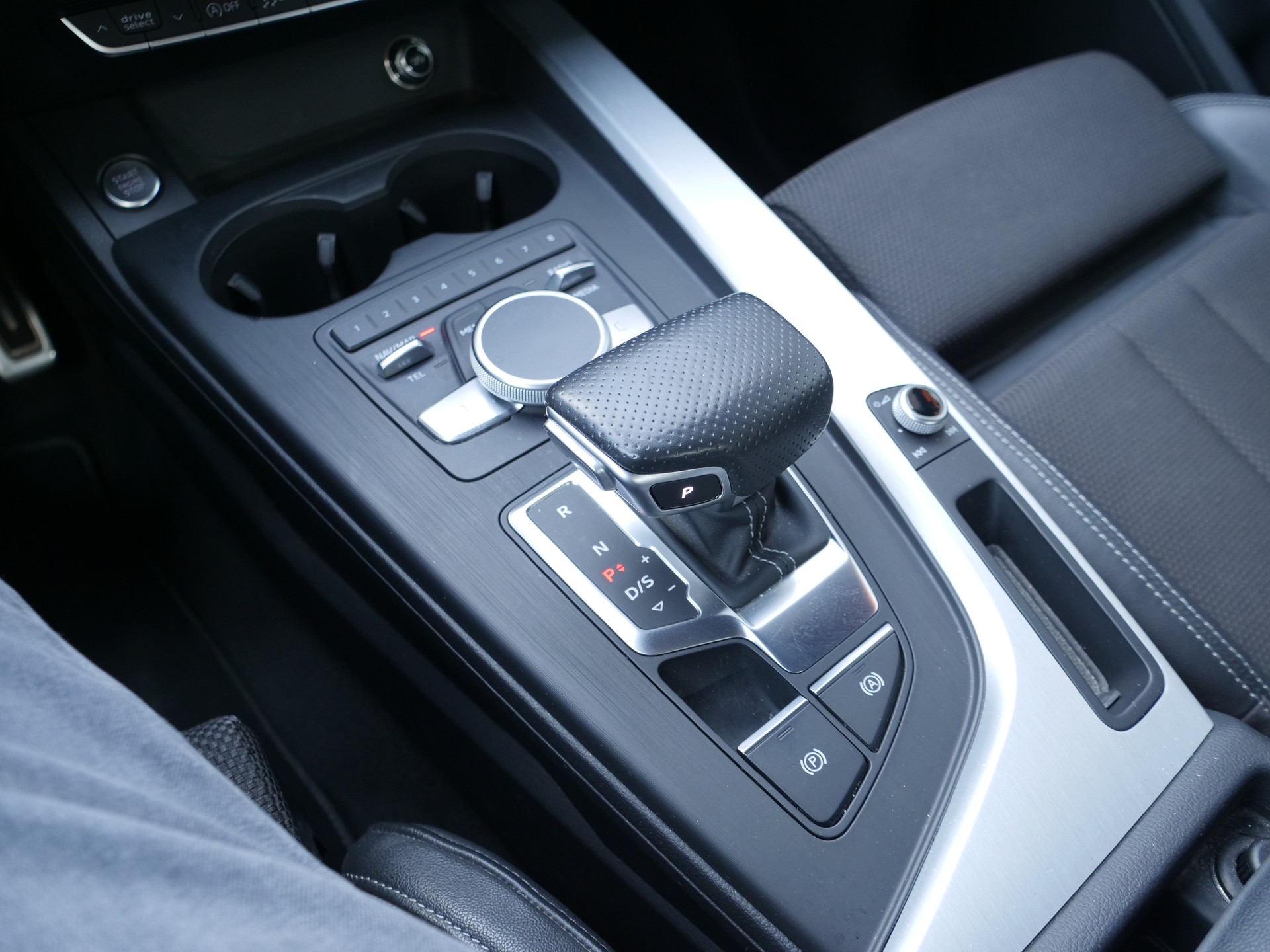 AUDI A4 Avant 2.0 TDI S-Line Quattro S-Tronic-image-19
