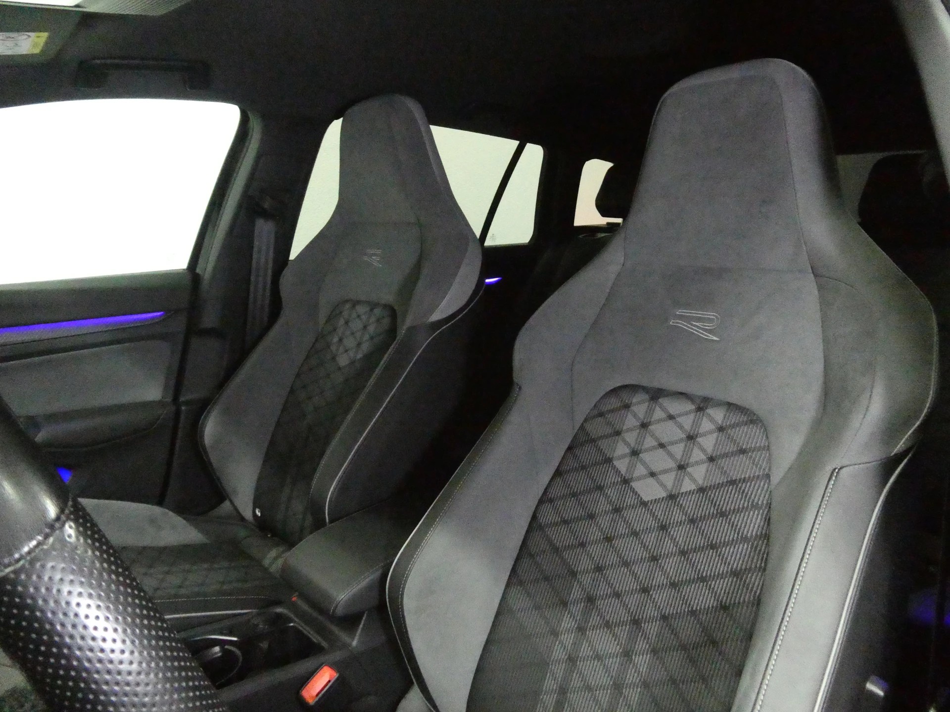 VW Golf Variant 2.0 TDI R-Line DSG - Black Style - IQ Light - Navi - Leder/Alcantara - Sportsitze - Ambiente - 150 PS-image-9