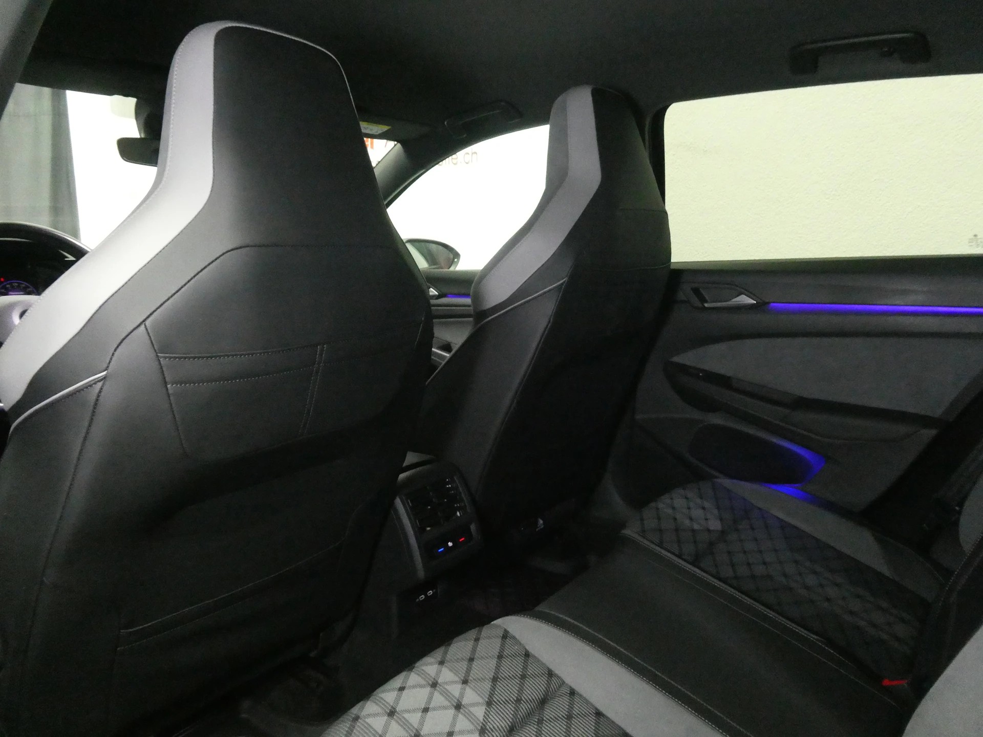 VW Golf Variant 2.0 TDI R-Line DSG - Black Style - IQ Light - Navi - Leder/Alcantara - Sportsitze - Ambiente - 150 PS-image-10
