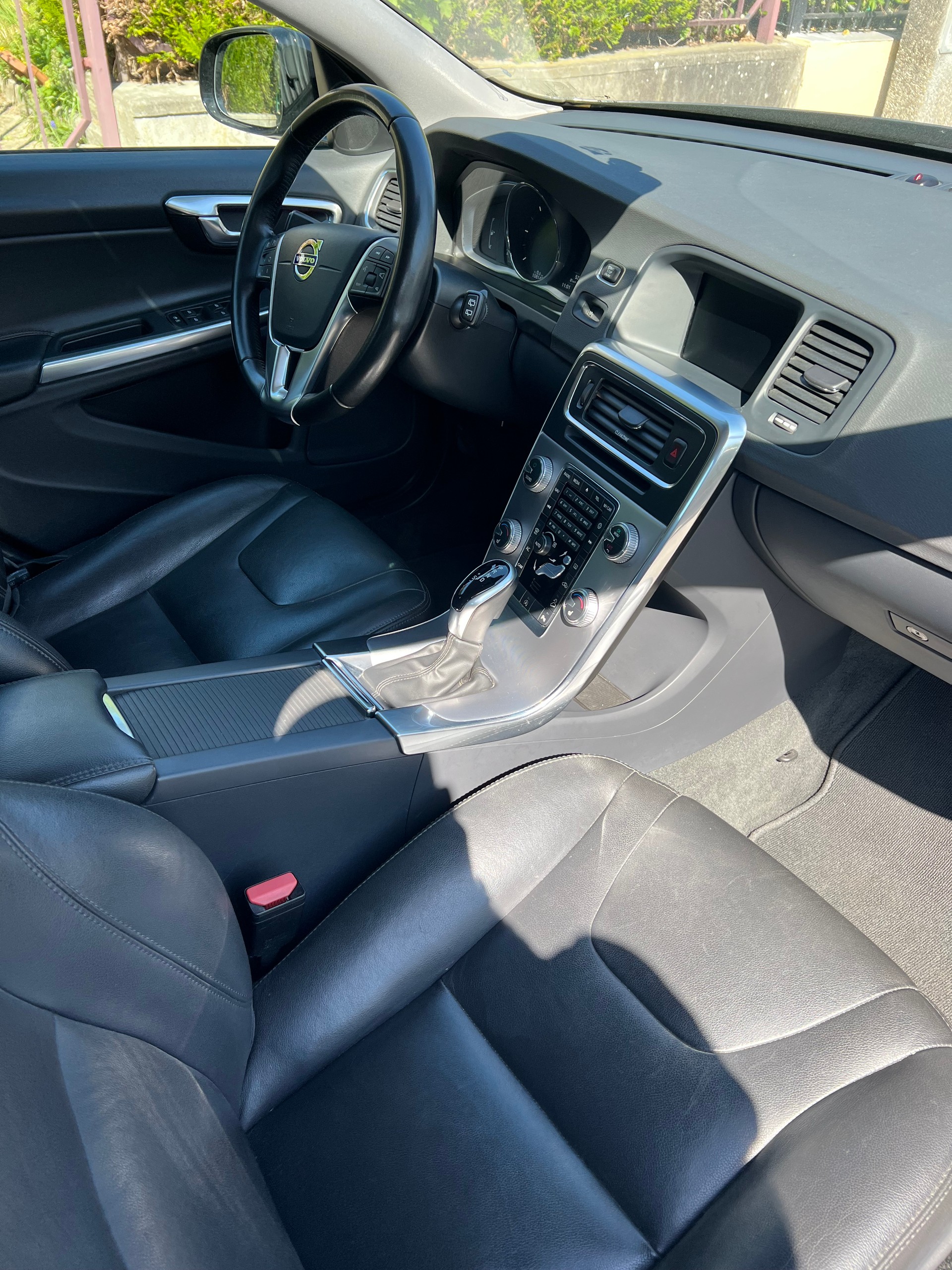 VOLVO V60 Cross Country D4 AWD Executive-image-12