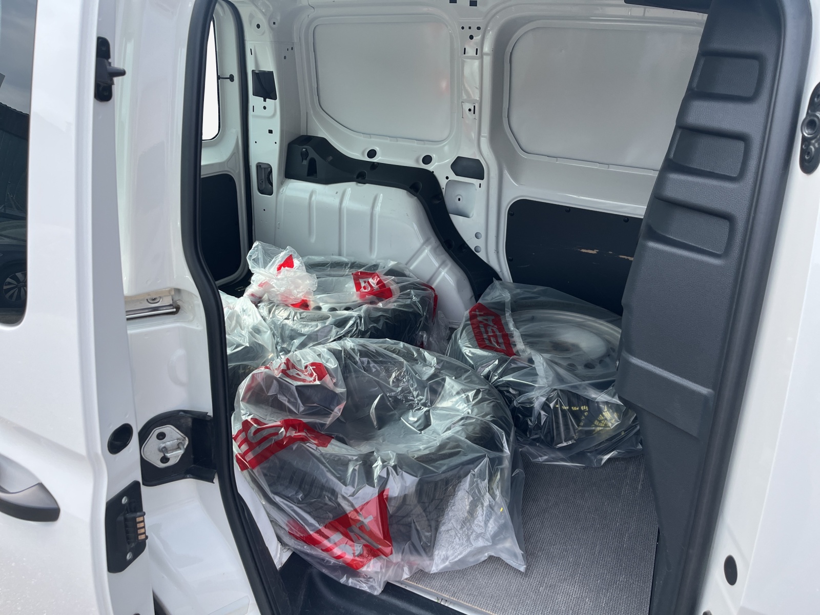 VW Caddy Cargo 2.0TDI 4Motion-image-11