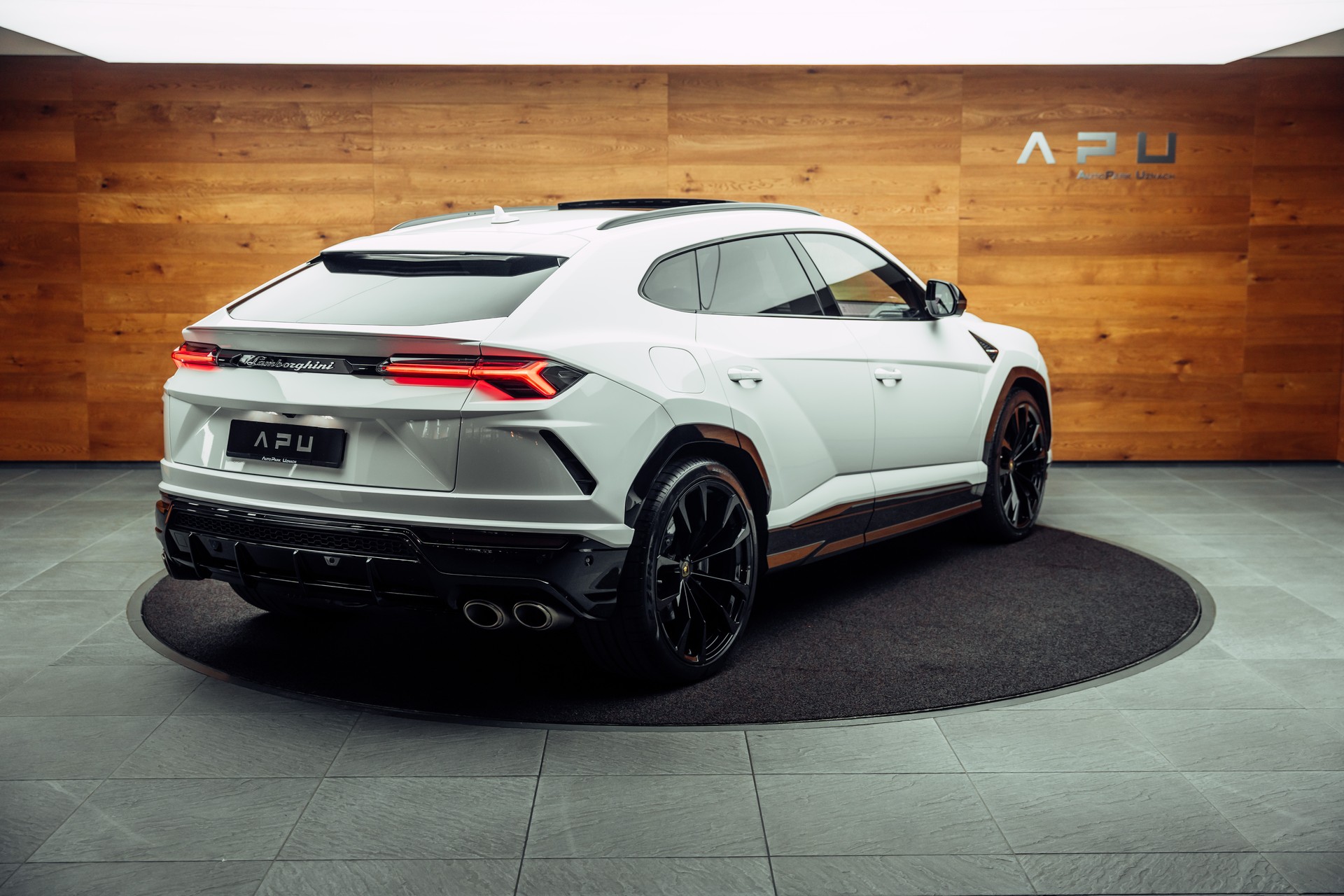 LAMBORGHINI Urus E-Gear Bianco Monocerus-image-1