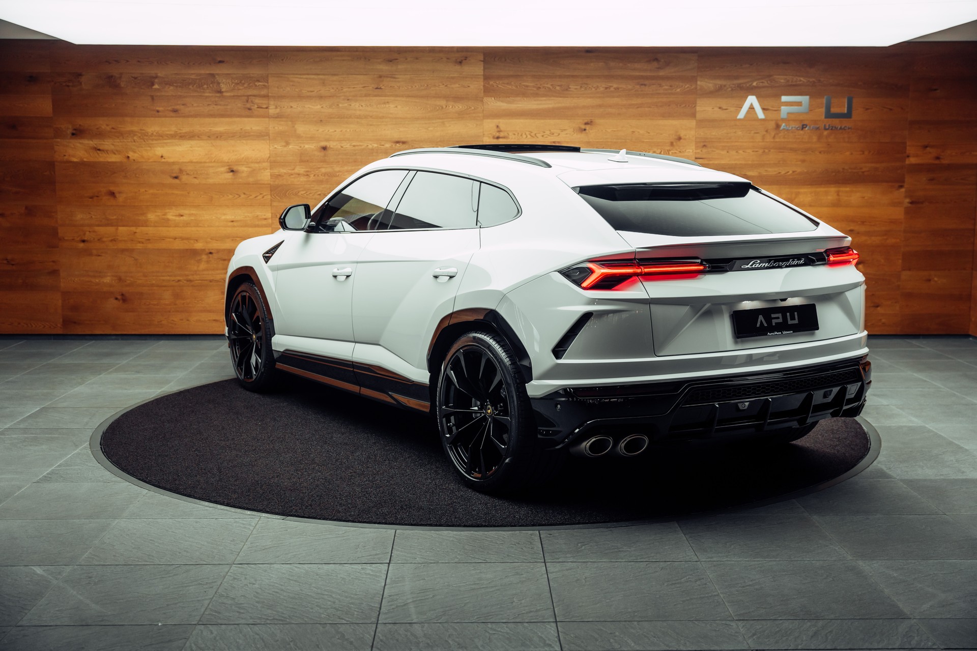 LAMBORGHINI Urus E-Gear Bianco Monocerus-image-2