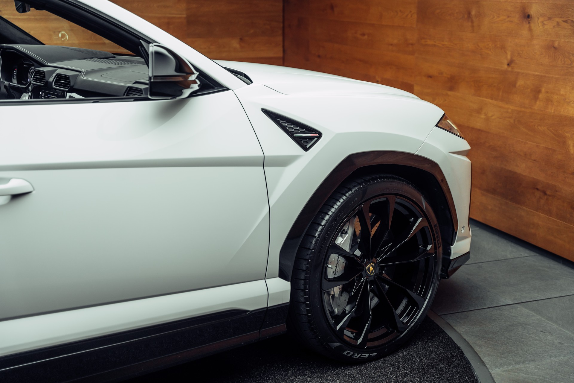 LAMBORGHINI Urus E-Gear Bianco Monocerus-image-23