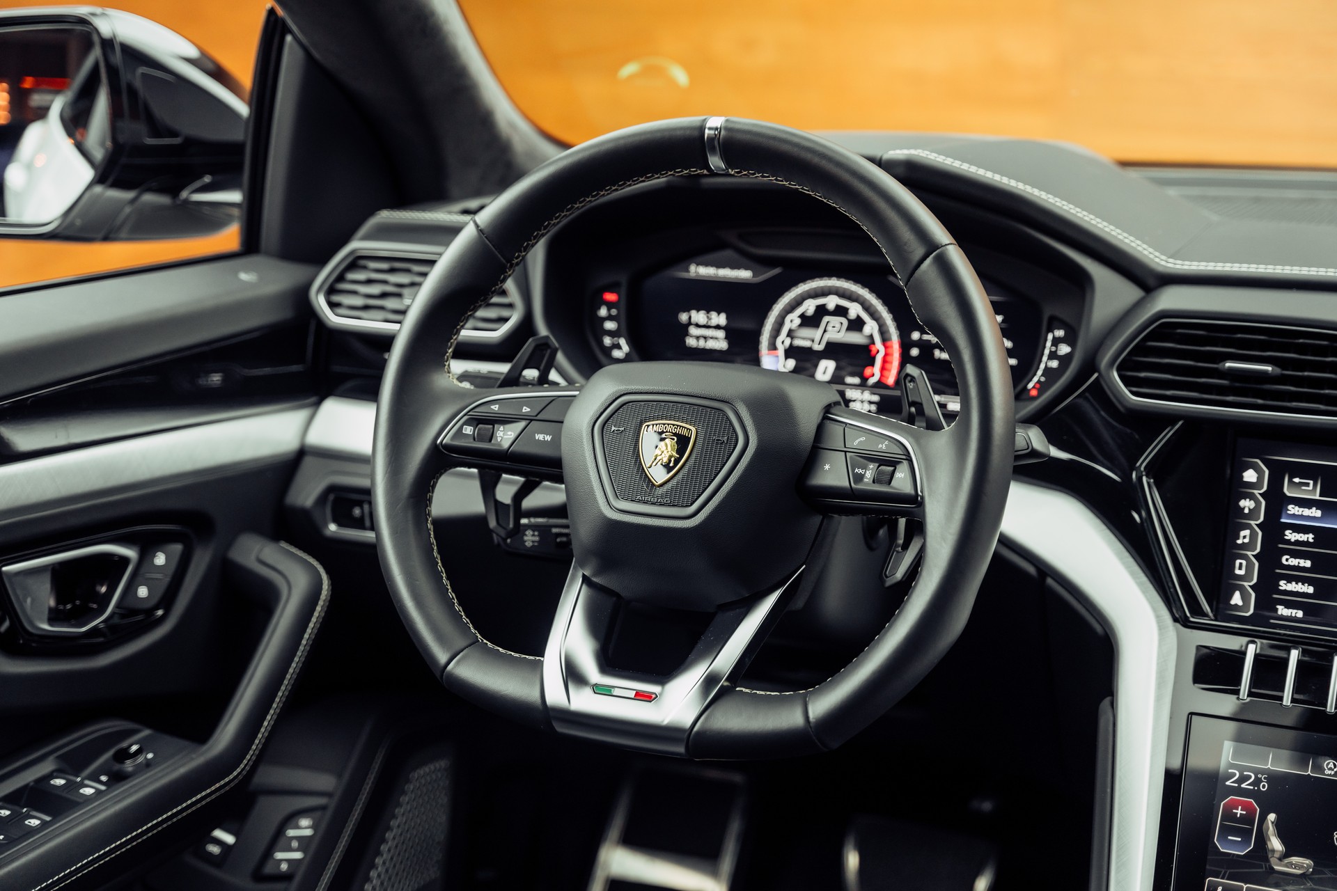 LAMBORGHINI Urus E-Gear Bianco Monocerus-image-16