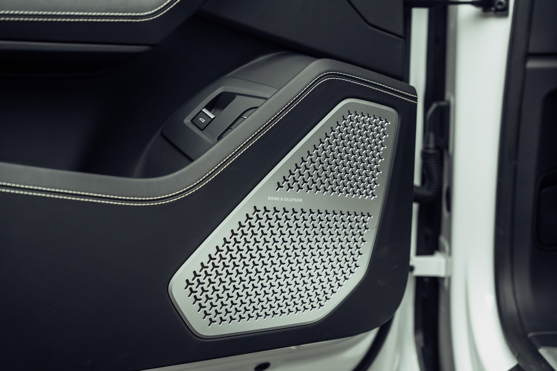 LAMBORGHINI Urus E-Gear Bianco Monocerus-image-14