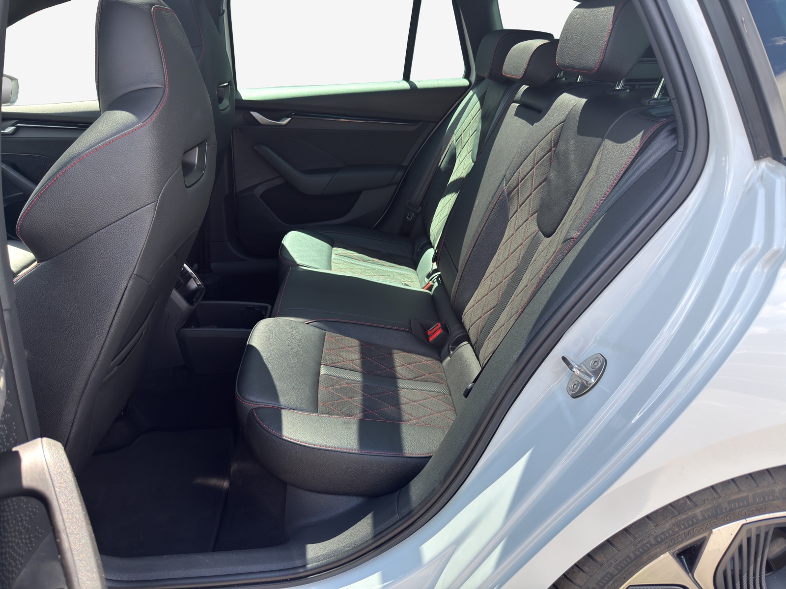SKODA Octavia Combi 2.0 TSI DSG RS-image-11