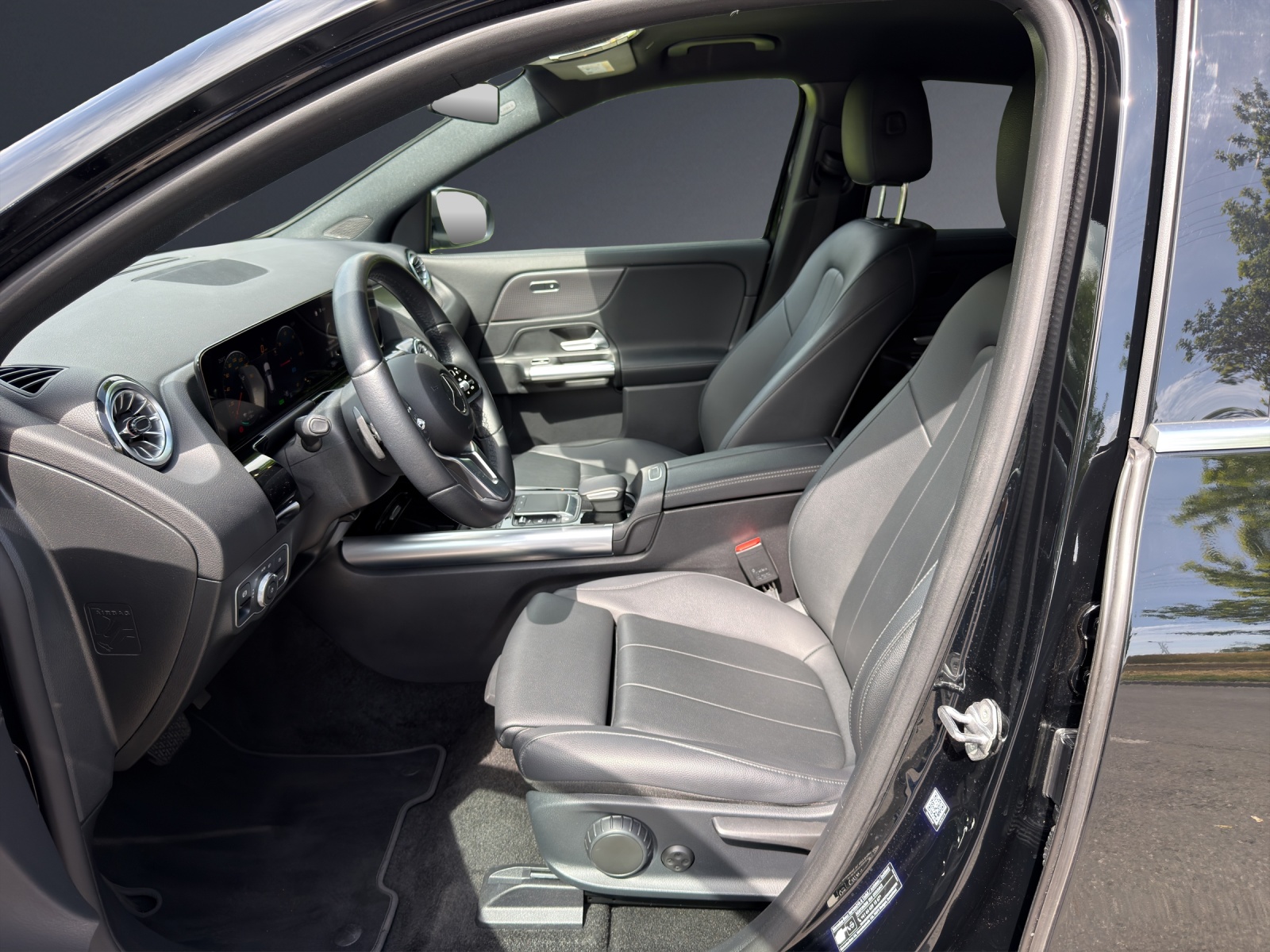 MERCEDES-BENZ EQA 250-image-5