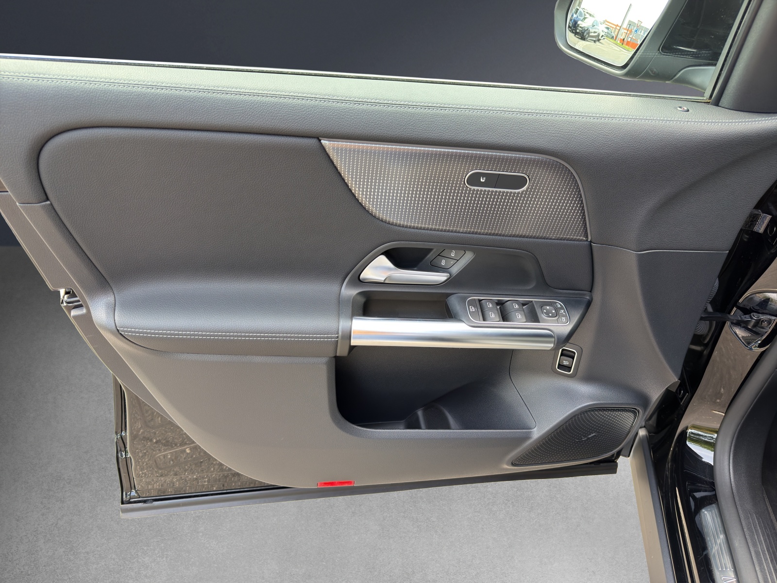 MERCEDES-BENZ EQA 250-image-12