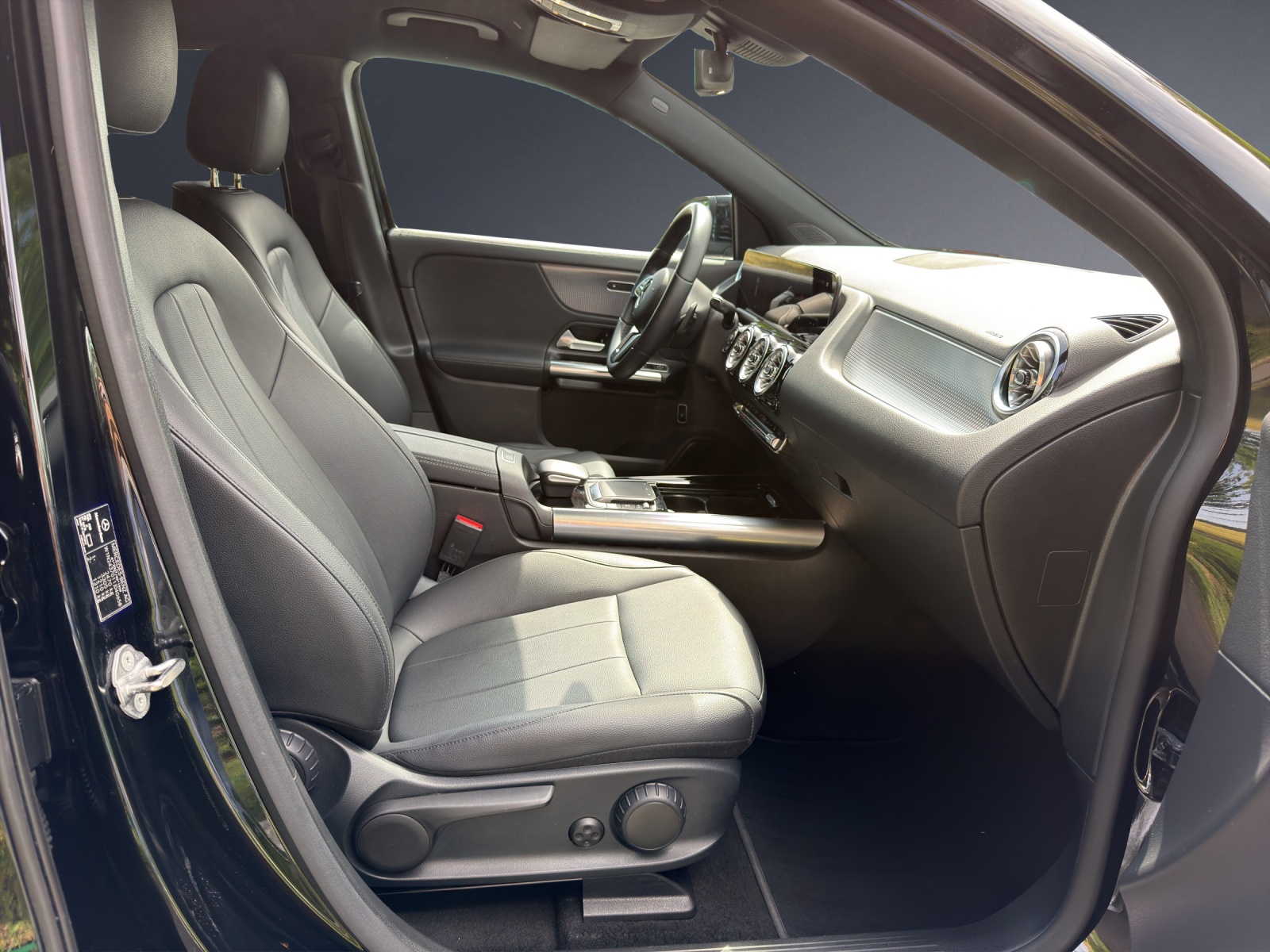 MERCEDES-BENZ EQA 250-image-6