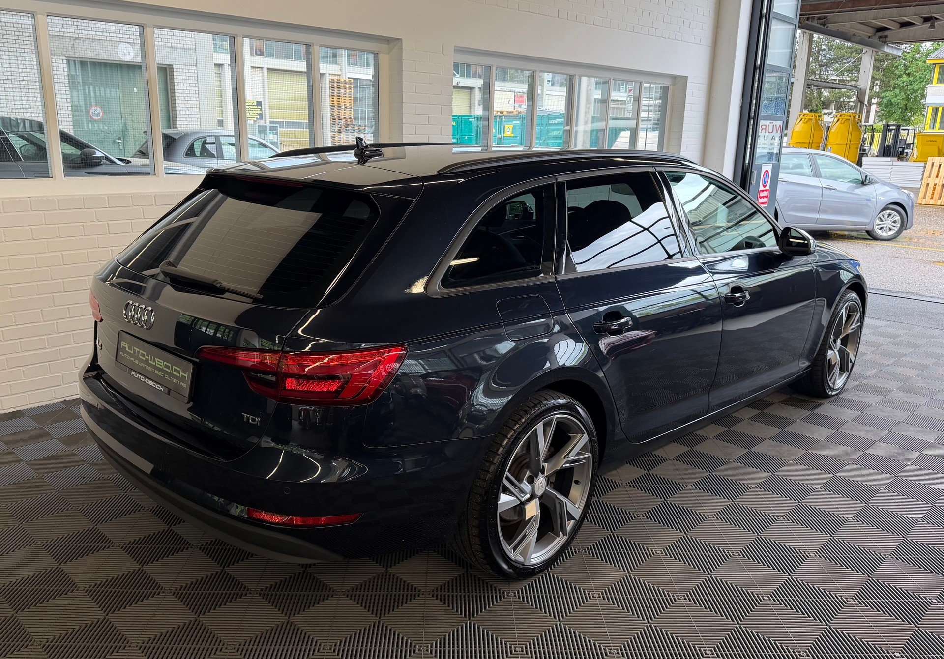 AUDI A4 Avant 2.0 TDI S-tronic-showroom-element-2