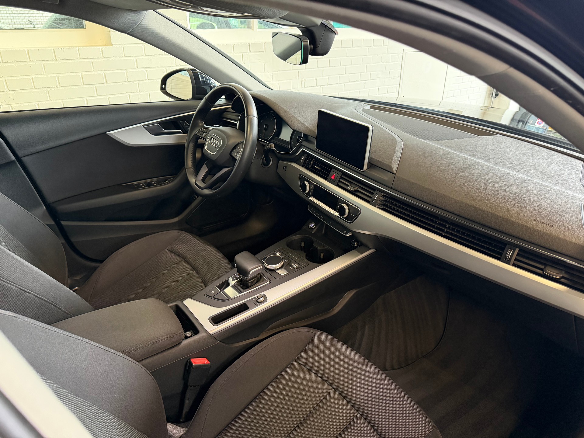 AUDI A4 Avant 2.0 TDI S-tronic-image-8