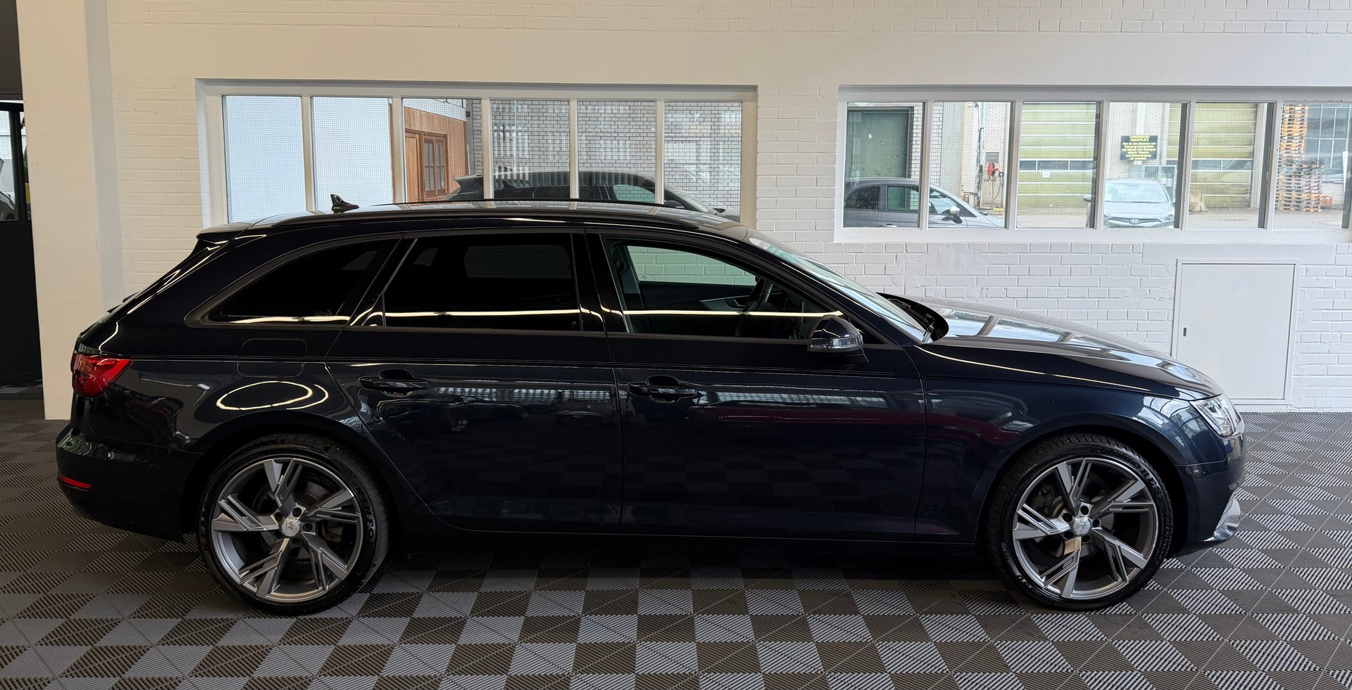 AUDI A4 Avant 2.0 TDI S-tronic-showroom-element-1