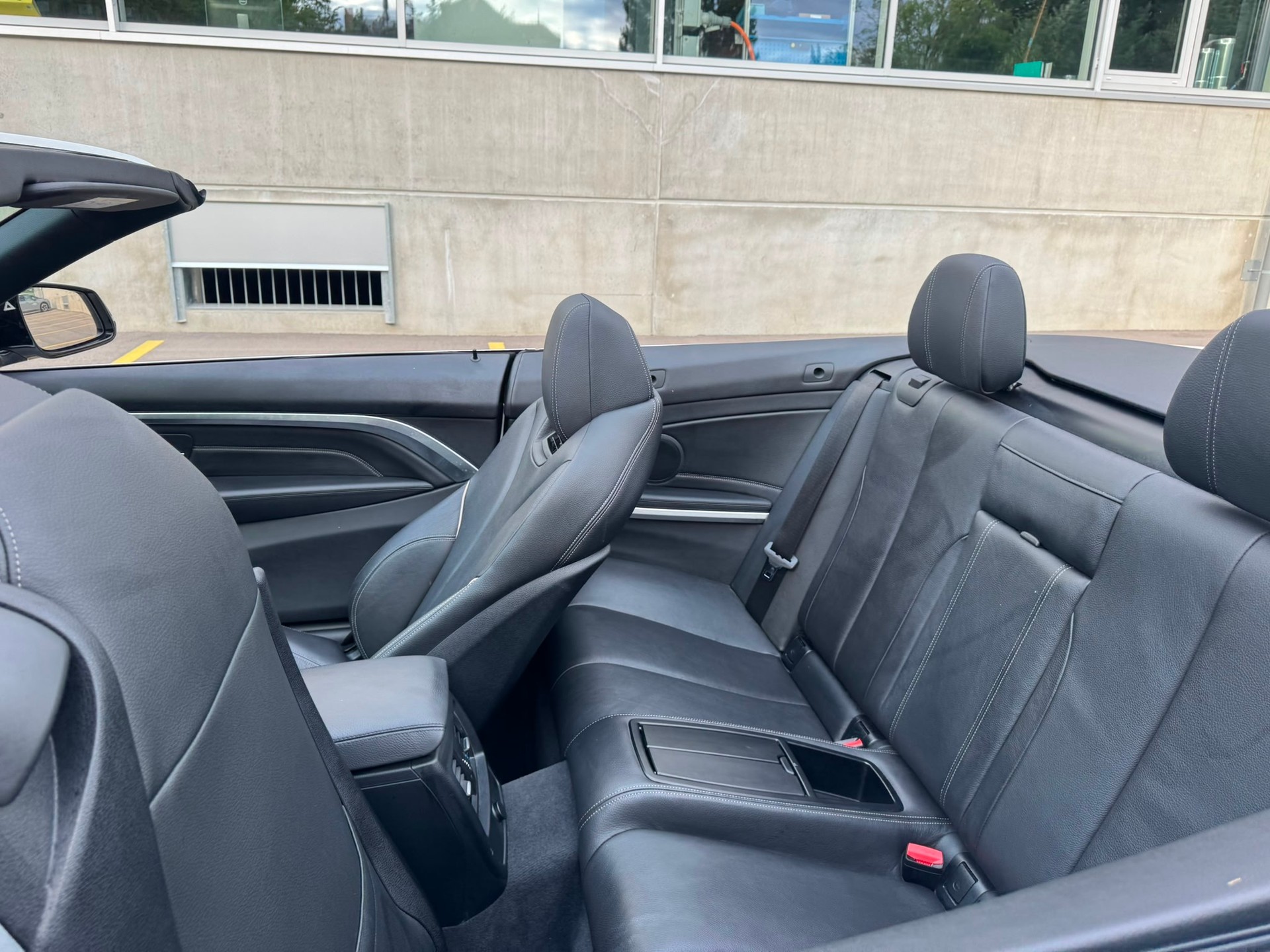 BMW 430i Cabriolet xDrive M Sport Steptronic-image-12