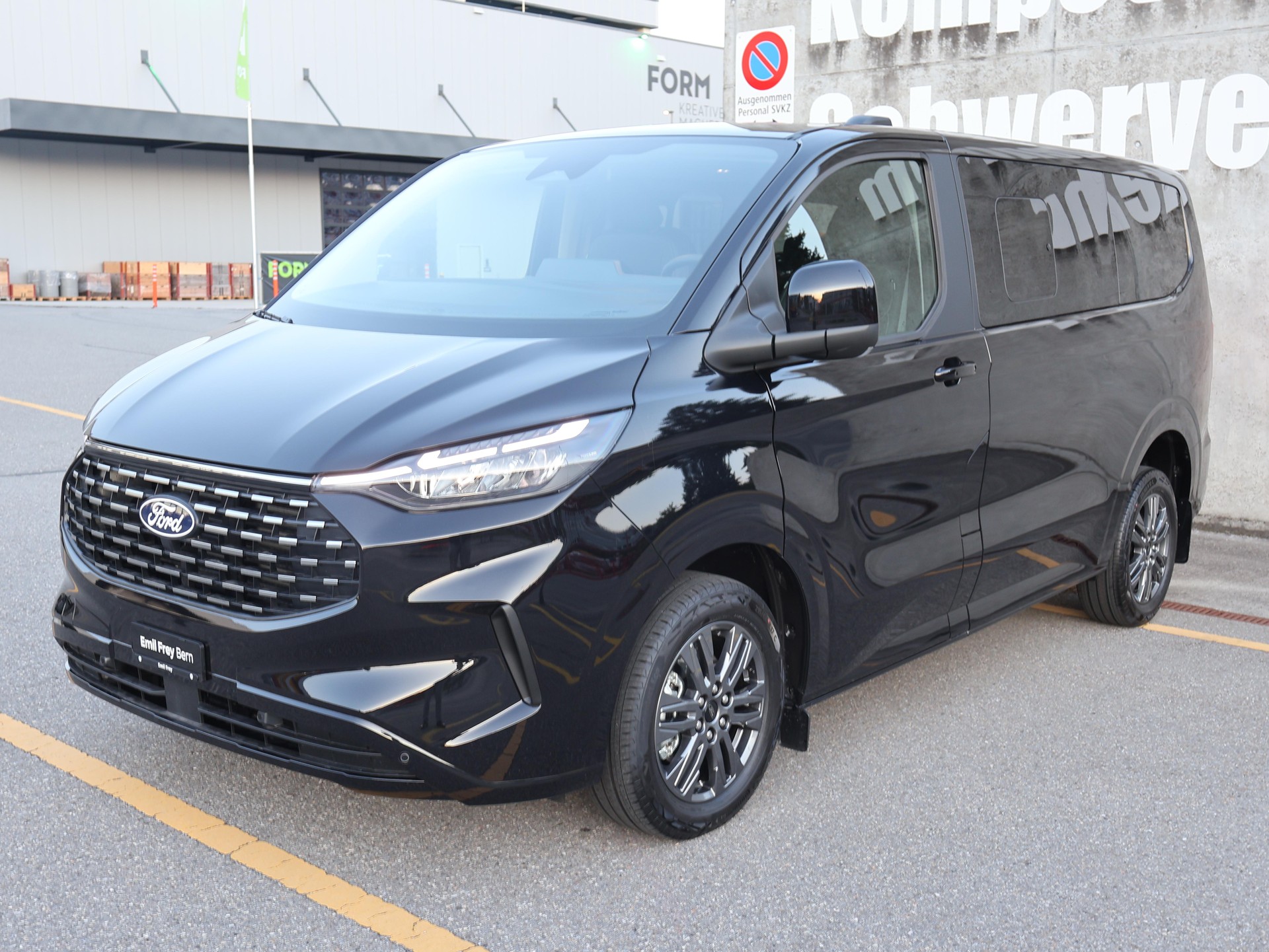 FORD Tourneo Custom Bus 320 L1 2.0 EcoBlue 170 Titanium 2.9% Leasing-image-0