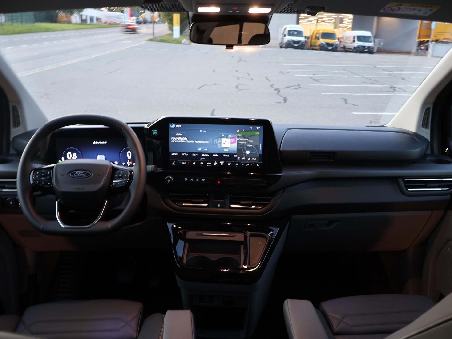 FORD Tourneo Custom Bus 320 L1 2.0 EcoBlue 170 Titanium 2.9% Leasing-image-3