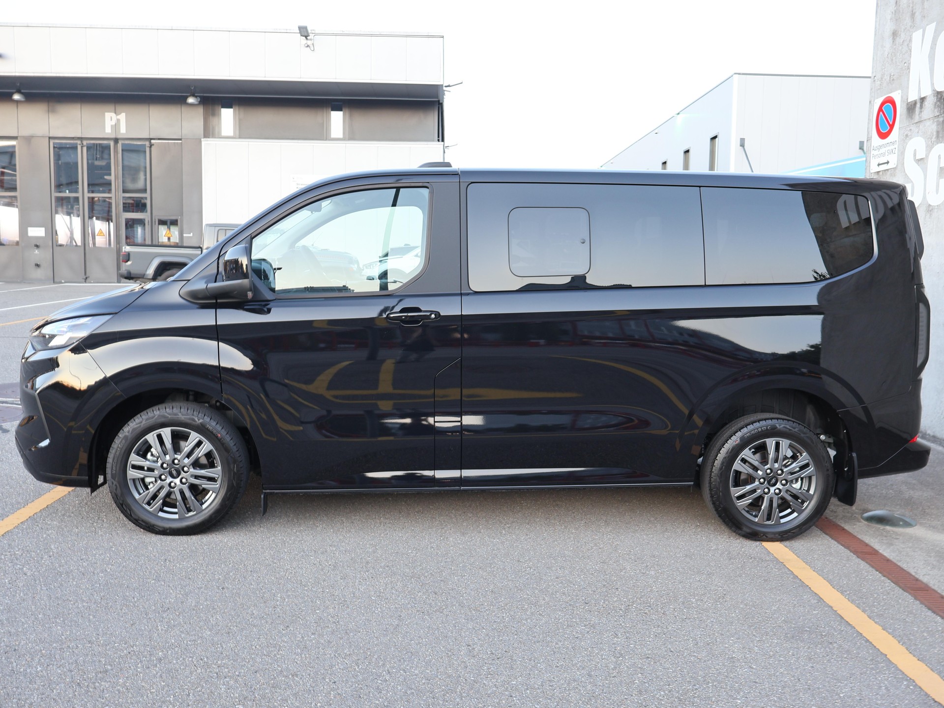 FORD Tourneo Custom Bus 320 L1 2.0 EcoBlue 170 Titanium 2.9% Leasing-image-1