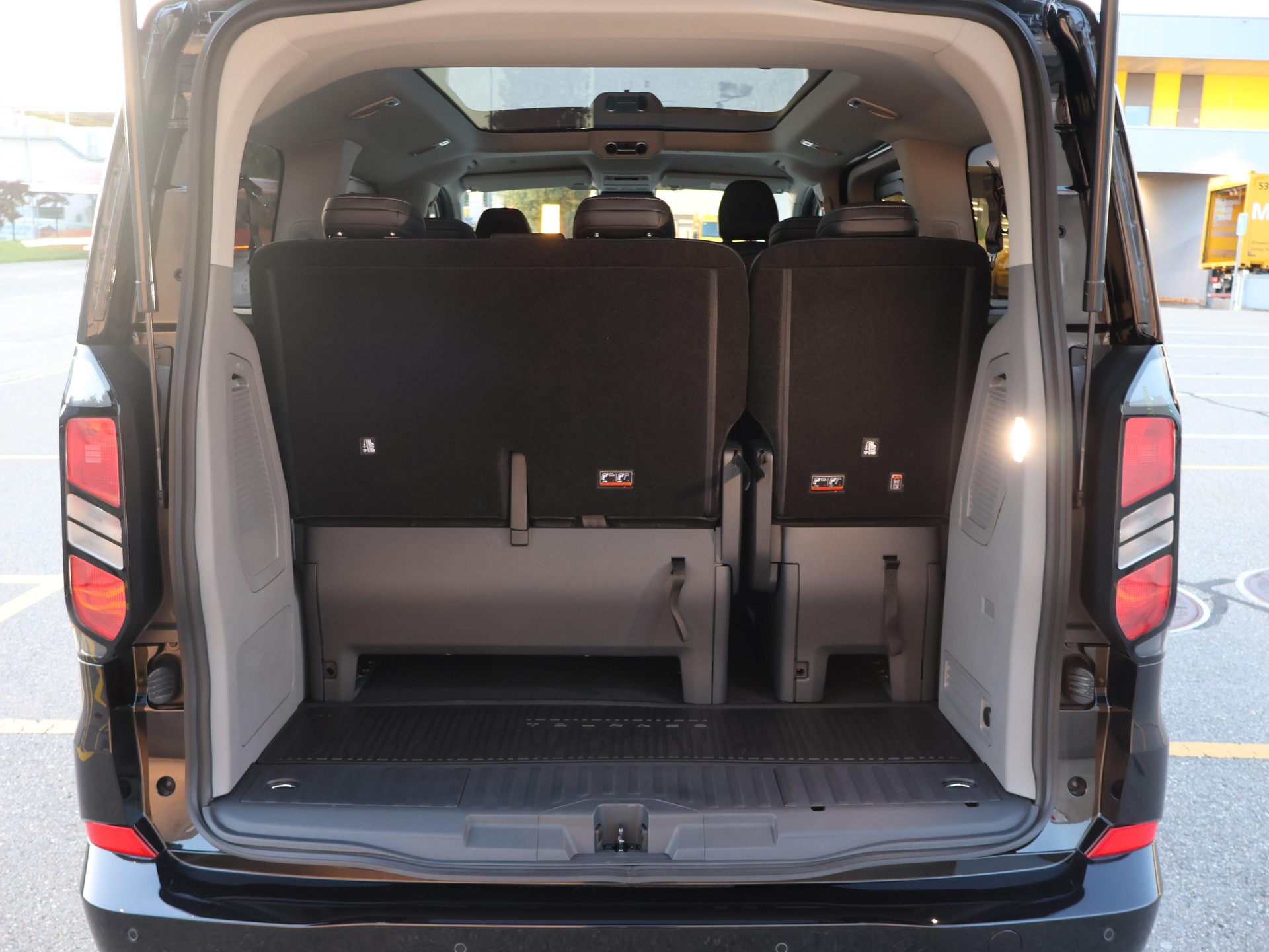 FORD Tourneo Custom Bus 320 L1 2.0 EcoBlue 170 Titanium 2.9% Leasing-image-14