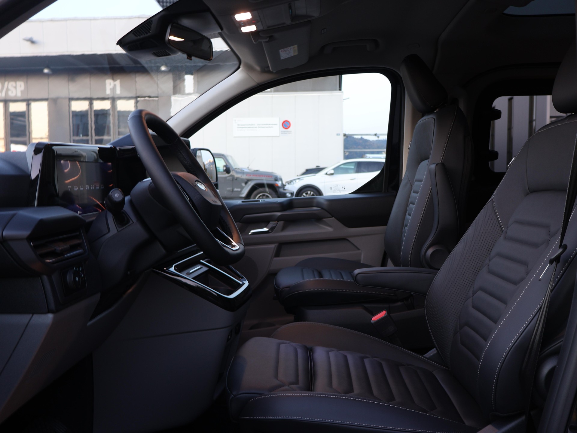FORD Tourneo Custom Bus 320 L1 2.0 EcoBlue 170 Titanium 2.9% Leasing-image-2