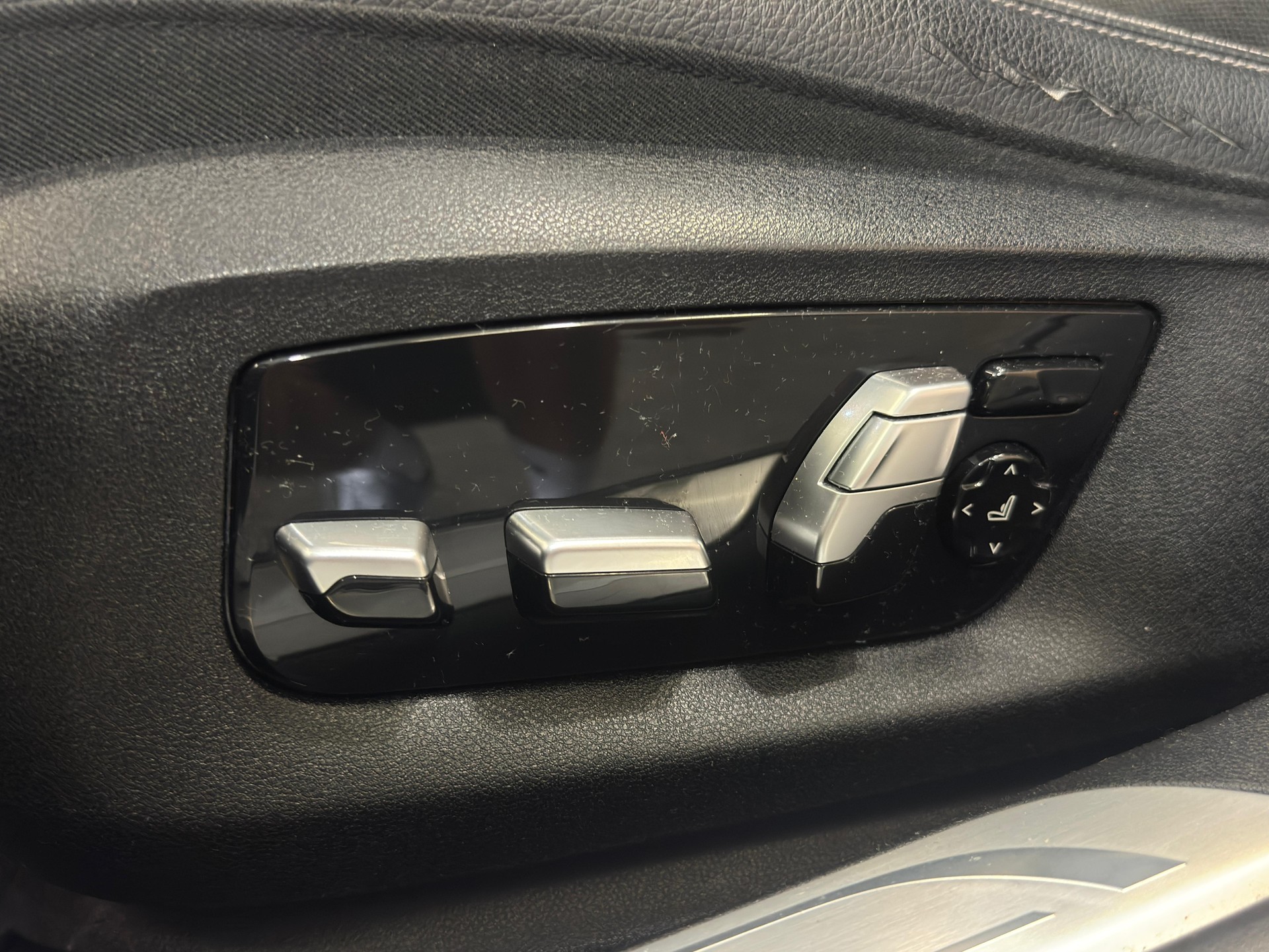 BMW 750d xDrive Steptronic *CH*-image-29