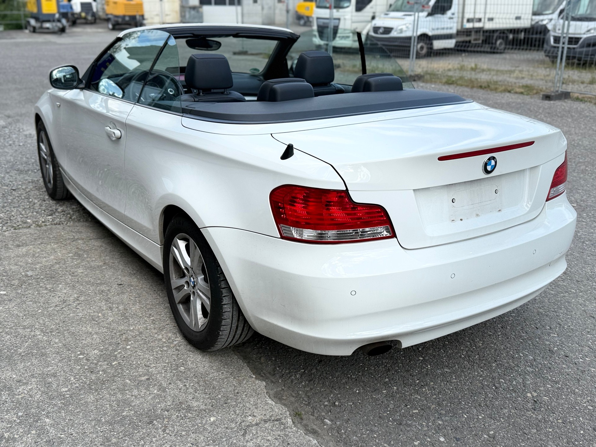 BMW 118i Cabrio-image-3