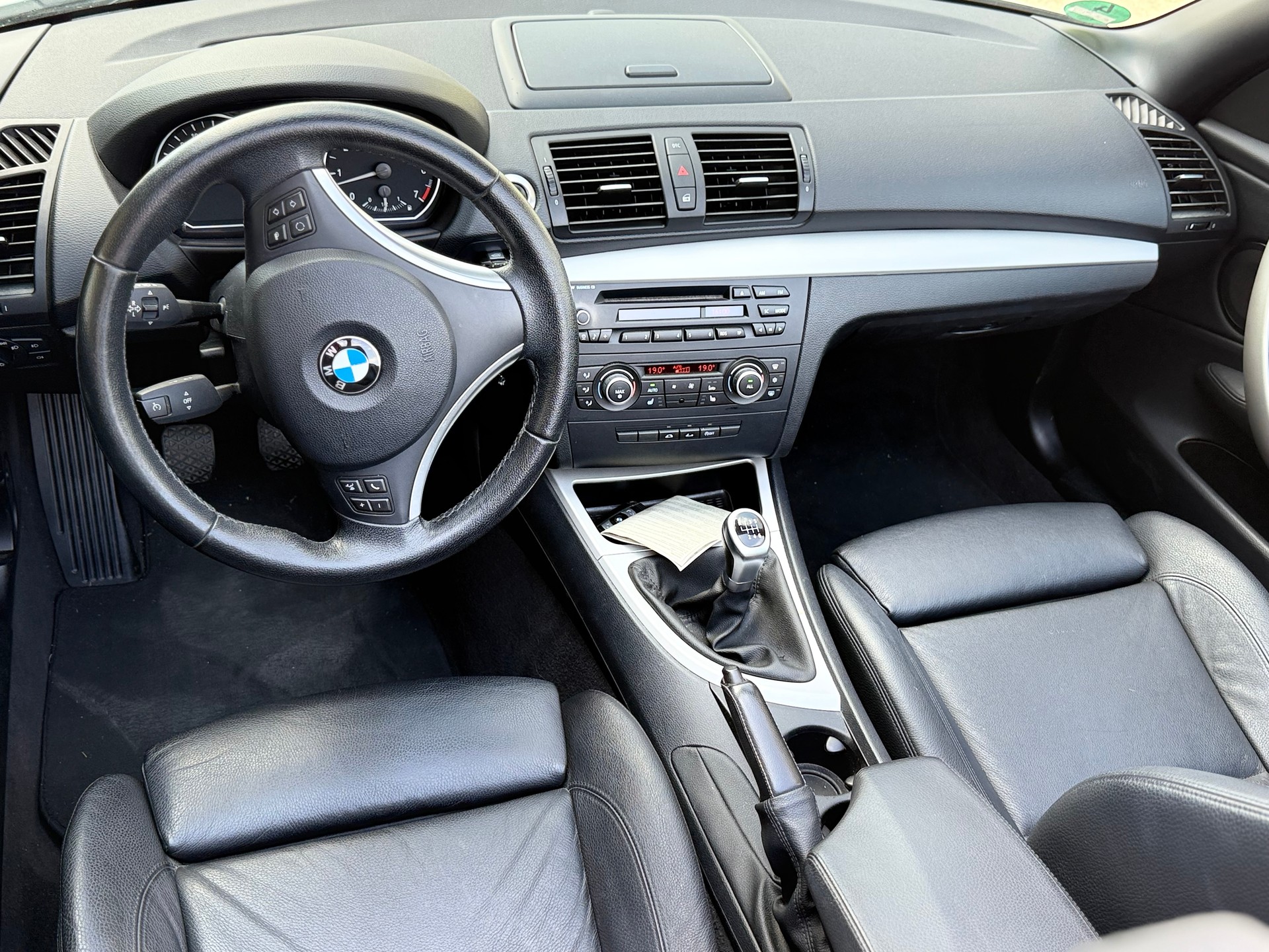 BMW 118i Cabrio-image-5