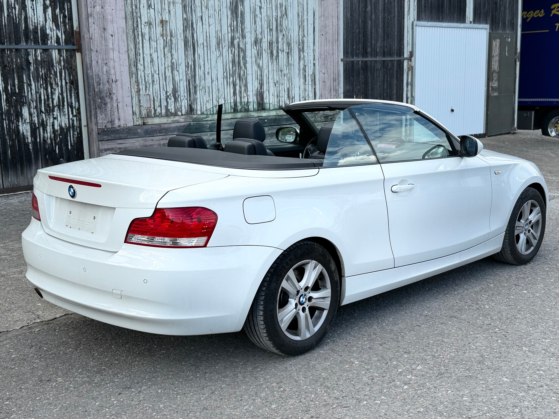 BMW 118i Cabrio-image-1