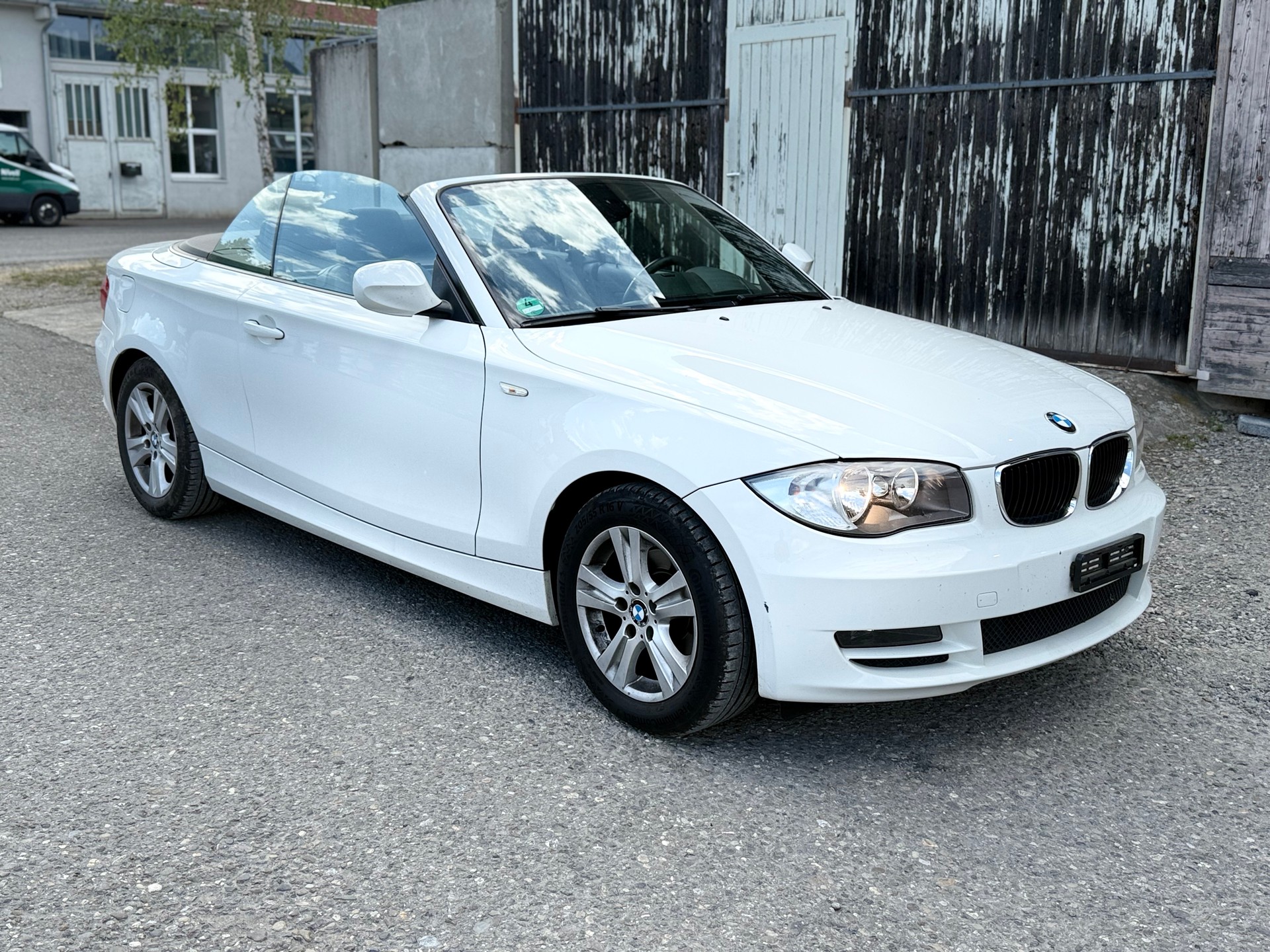 BMW 118i Cabrio-image-0