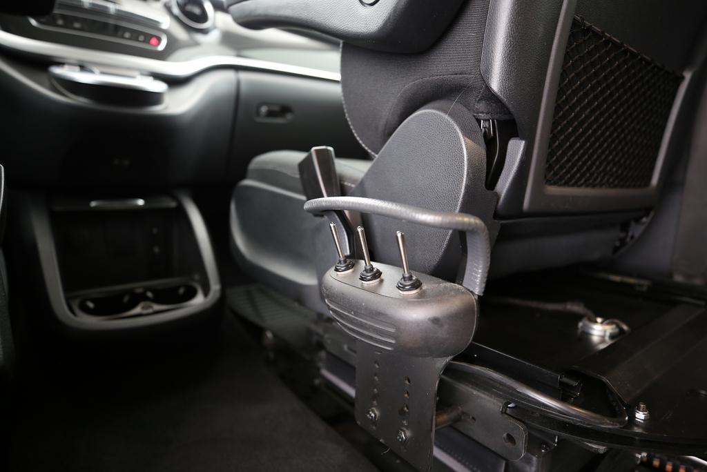 MERCEDES-BENZ V 250 d lang 4matic personnes à mobilité réduite (PMR)-image-11