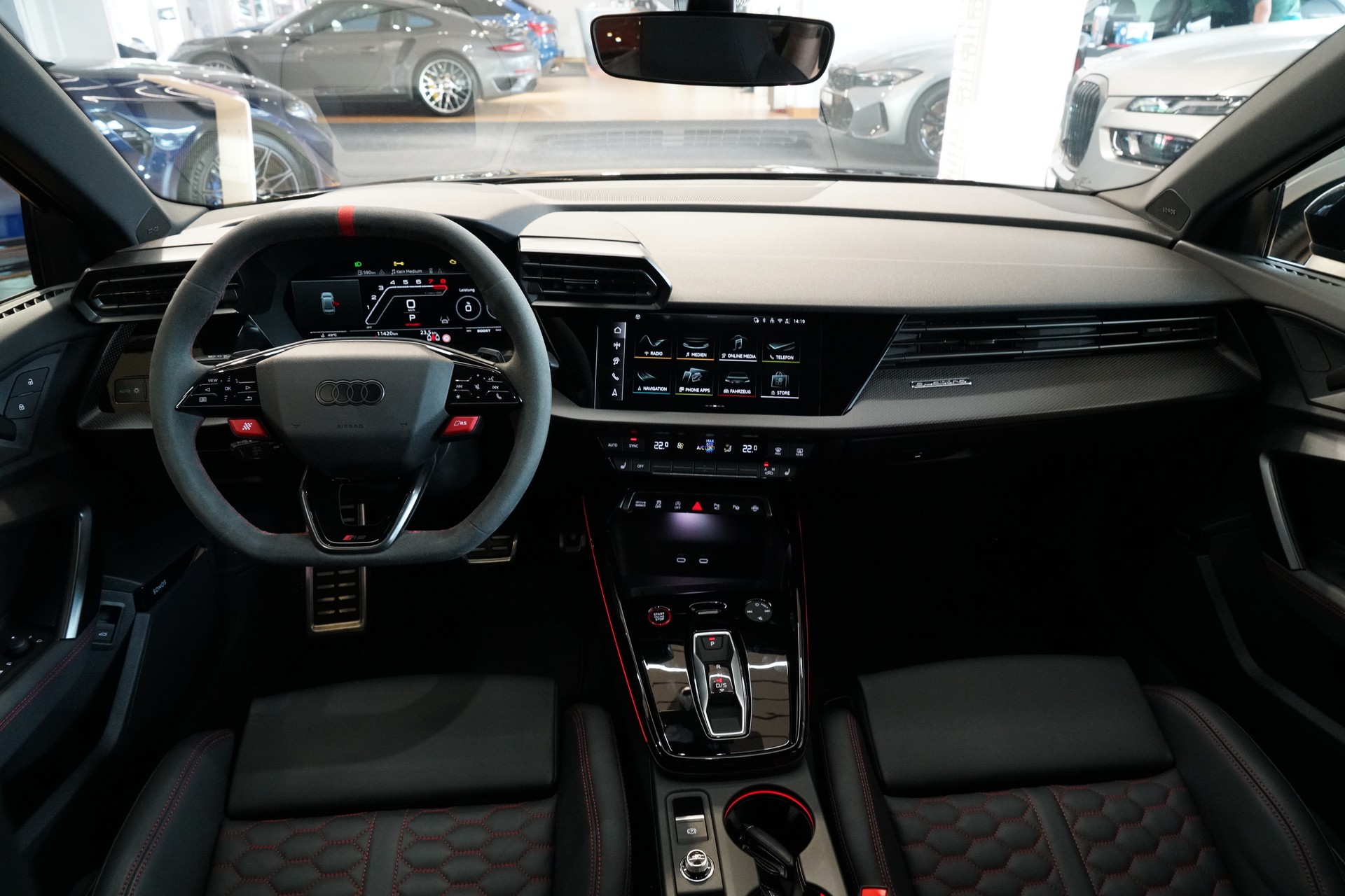 AUDI RS3 Limousine 2.5 TSI quattro S-tronic-image-11