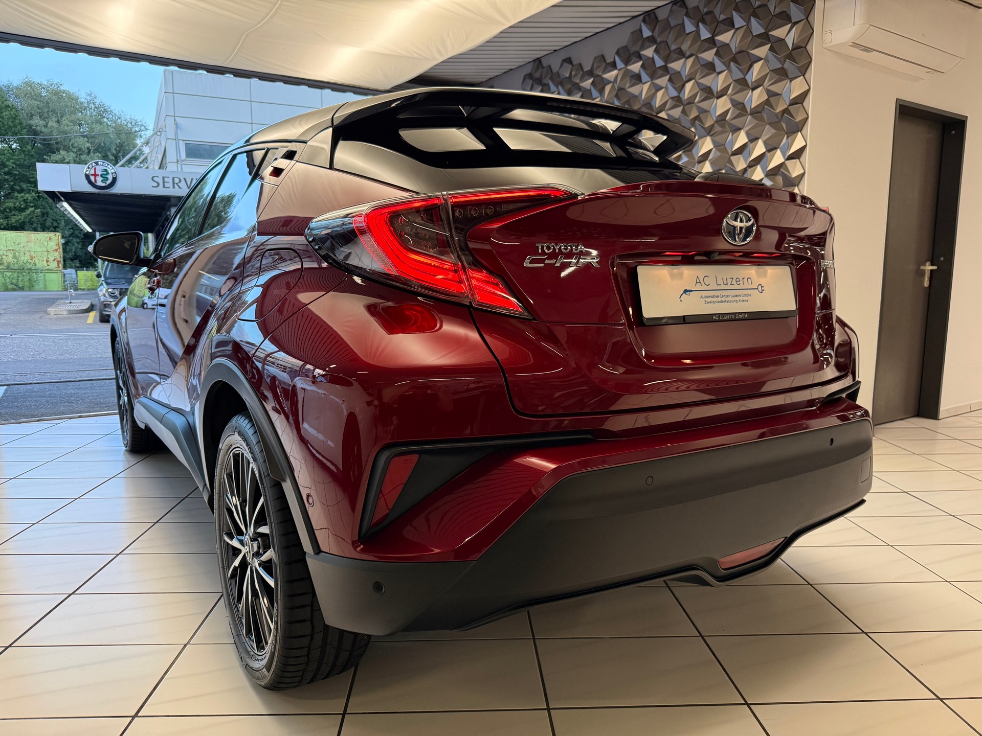 TOYOTA C-HR 1.8 HSD CVT-image-1