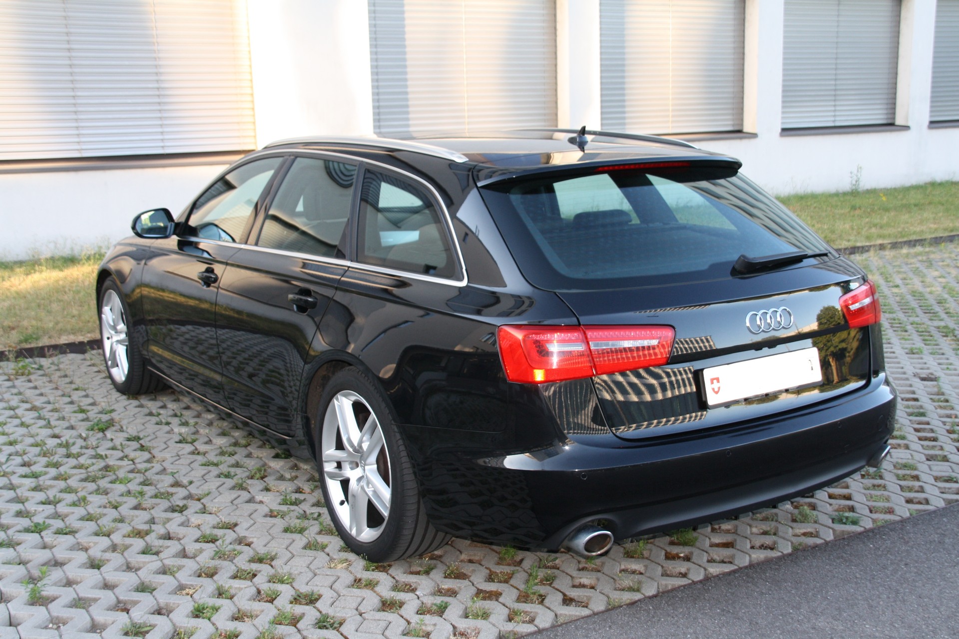 AUDI 3.0 V6 TDI 245 quattro S-Tr.-image-3