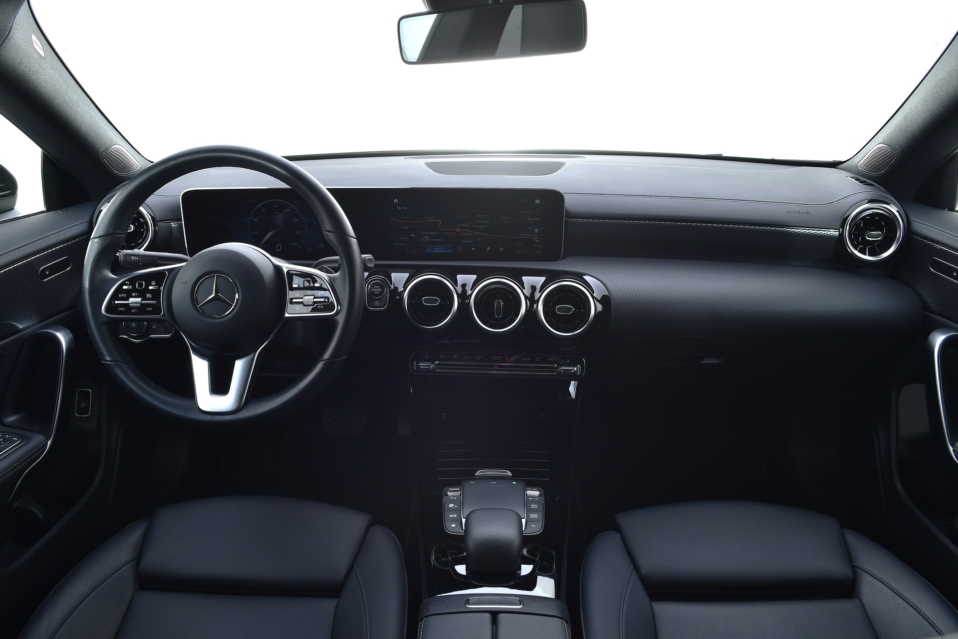 MERCEDES-BENZ CLA 180 7G-DCT-image-15