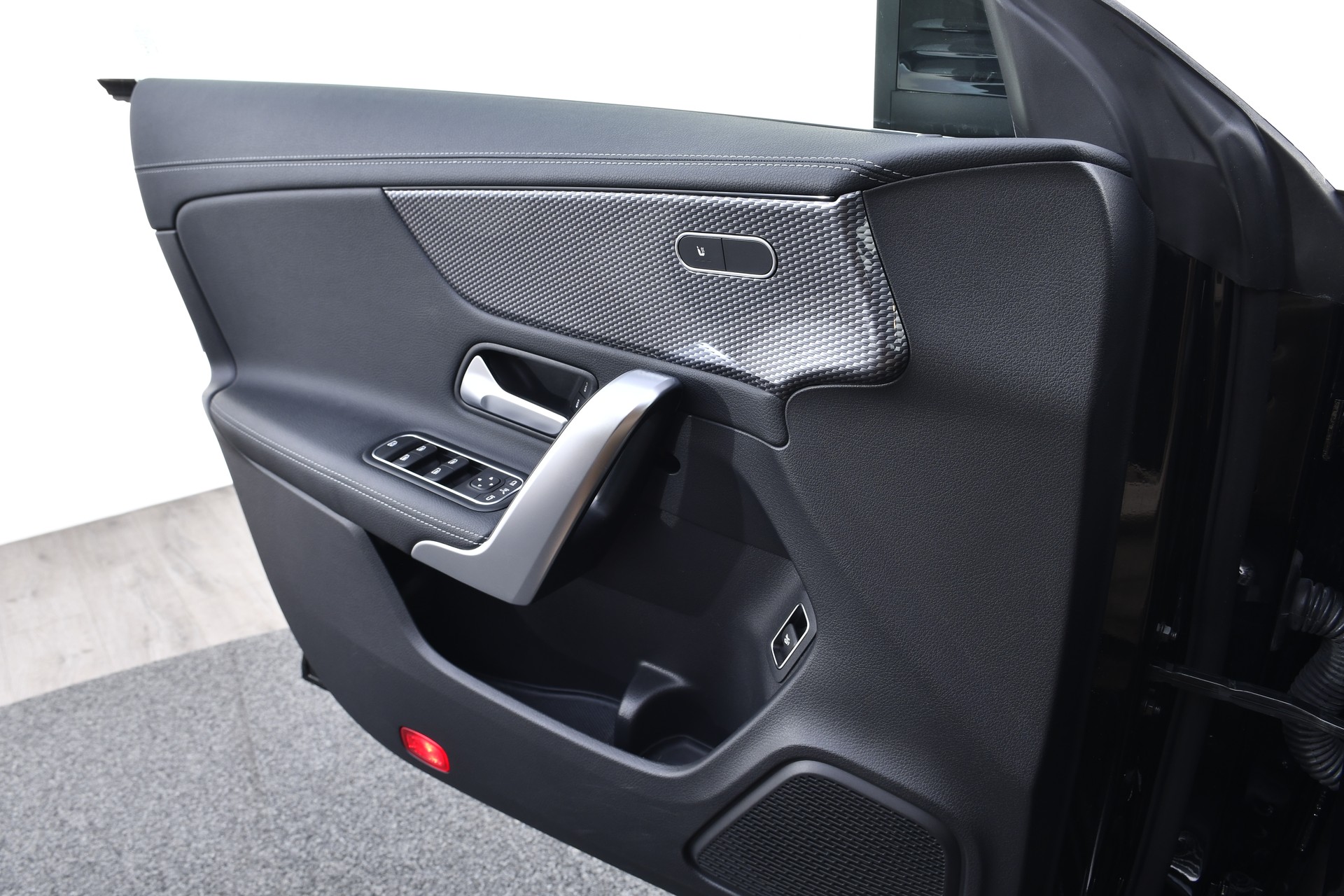 MERCEDES-BENZ CLA 180 7G-DCT-image-13