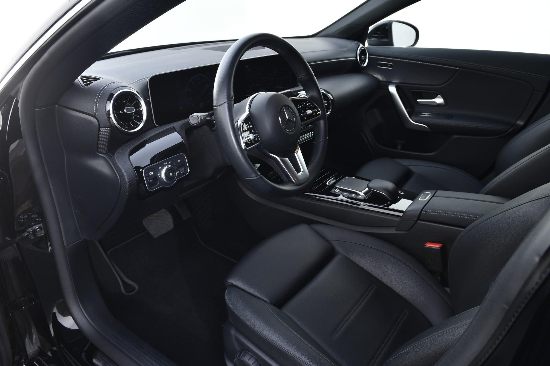 MERCEDES-BENZ CLA 180 7G-DCT-image-11