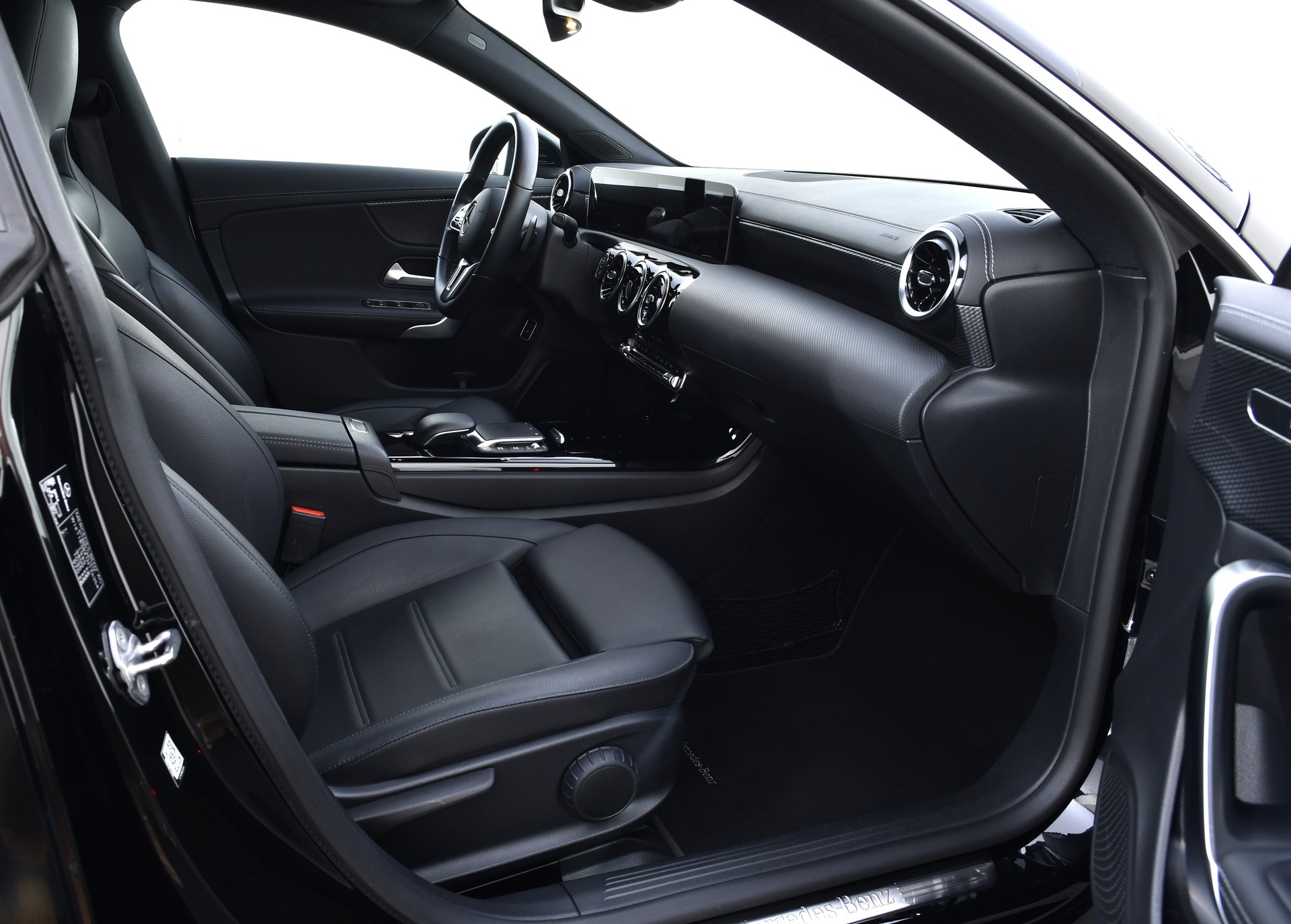 MERCEDES-BENZ CLA 180 7G-DCT-image-16