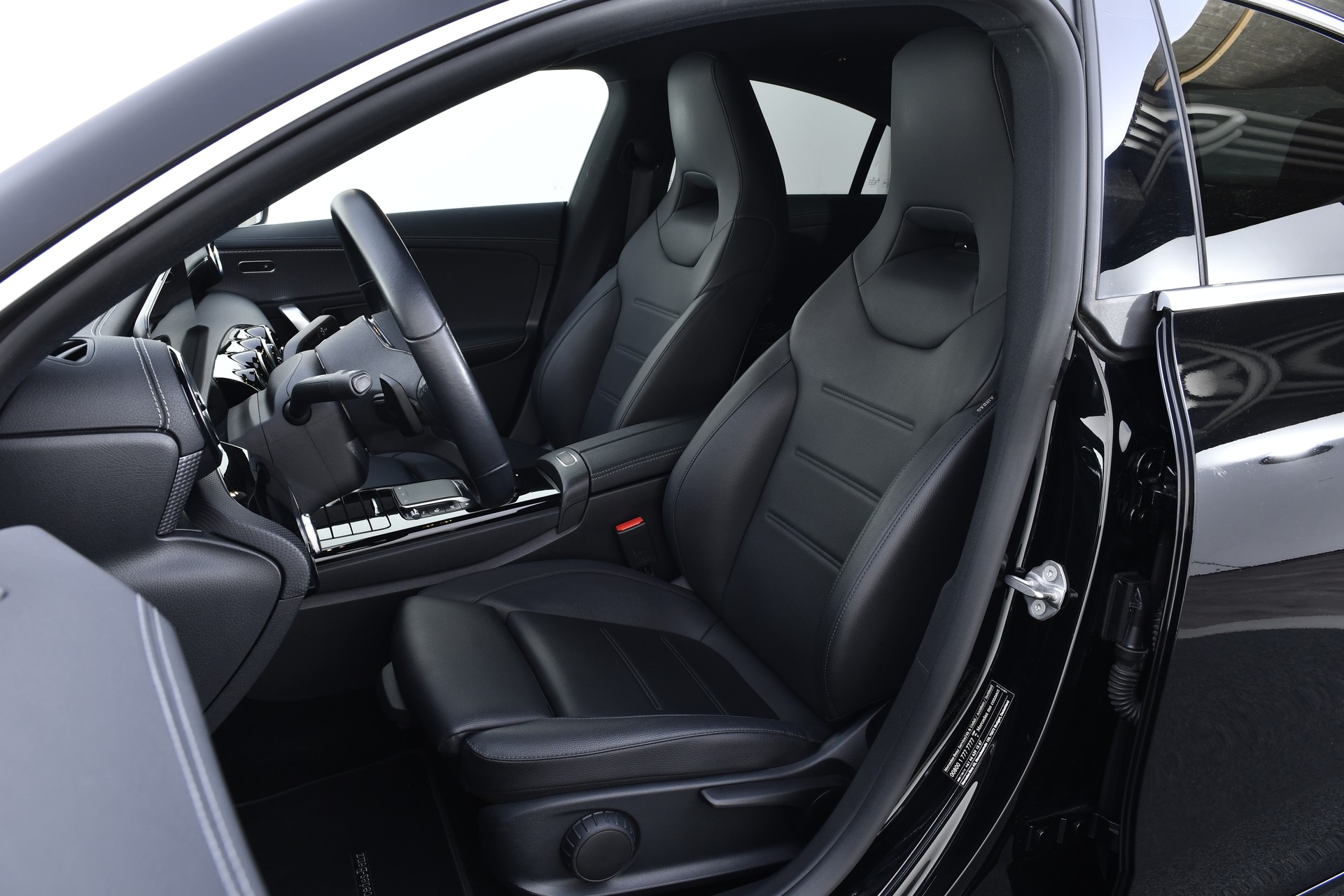 MERCEDES-BENZ CLA 180 7G-DCT-image-12
