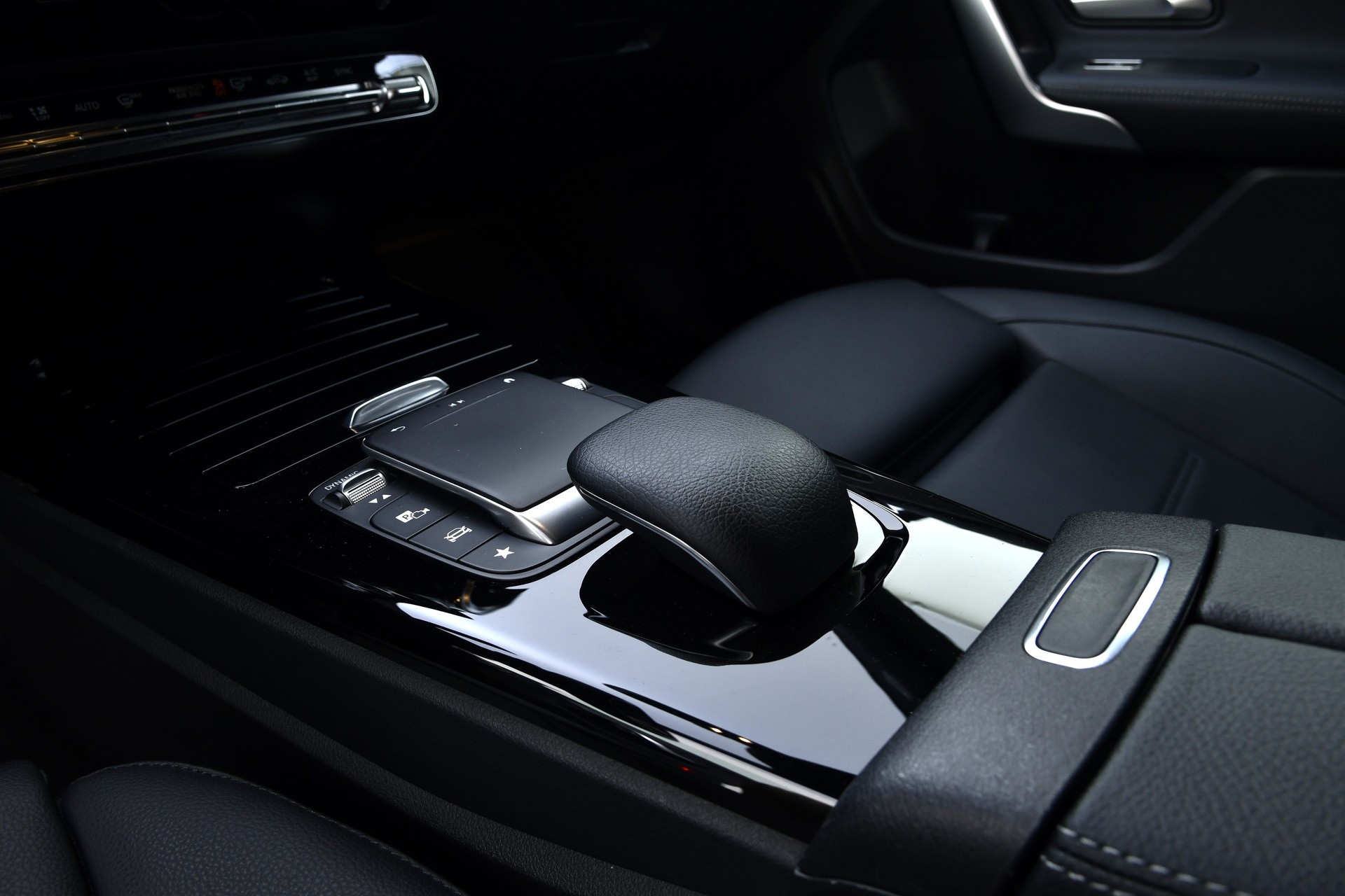 MERCEDES-BENZ CLA 180 7G-DCT-image-14