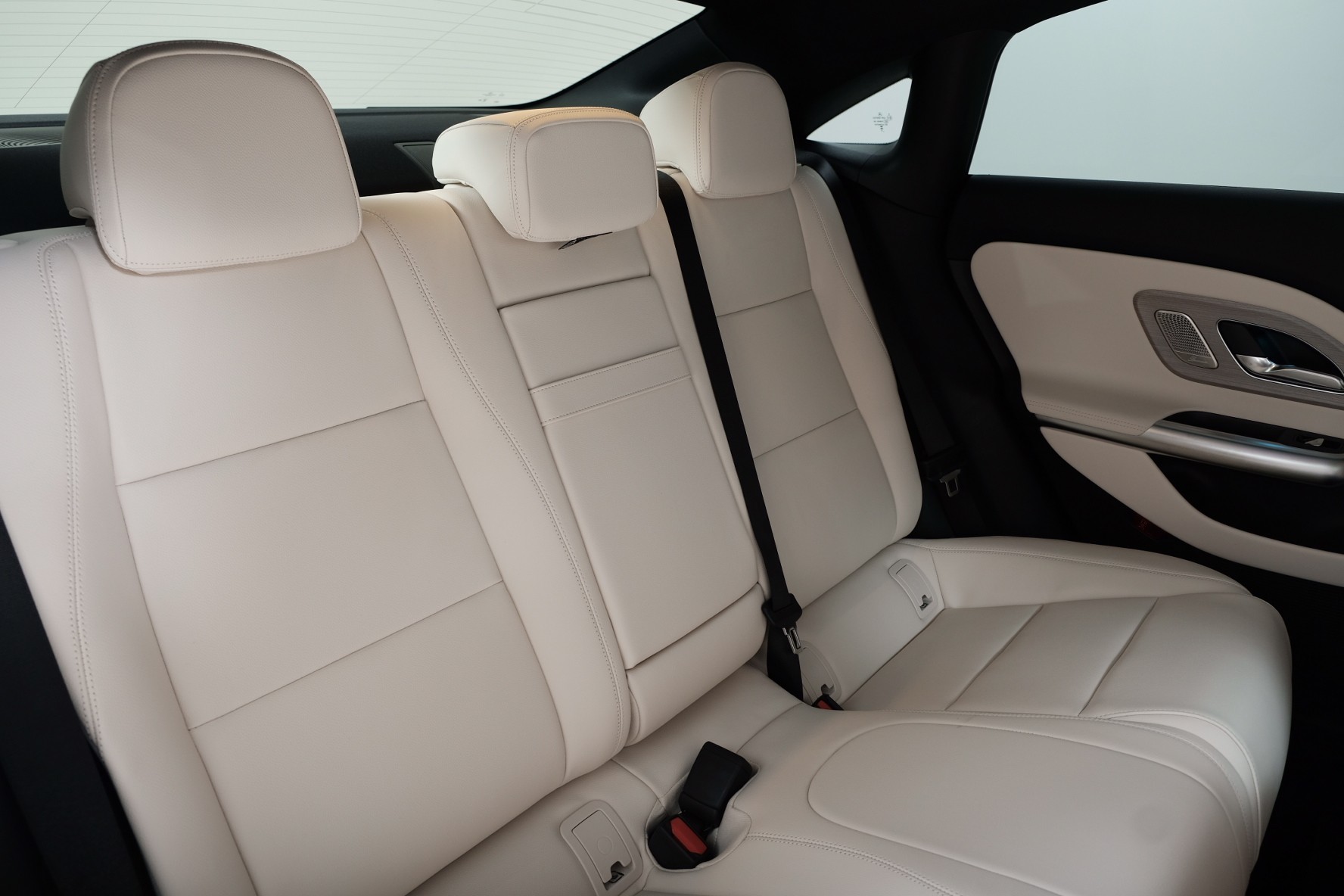MERCEDES-BENZ CLA 350 4 Matic 85 kWh EQ-image-11