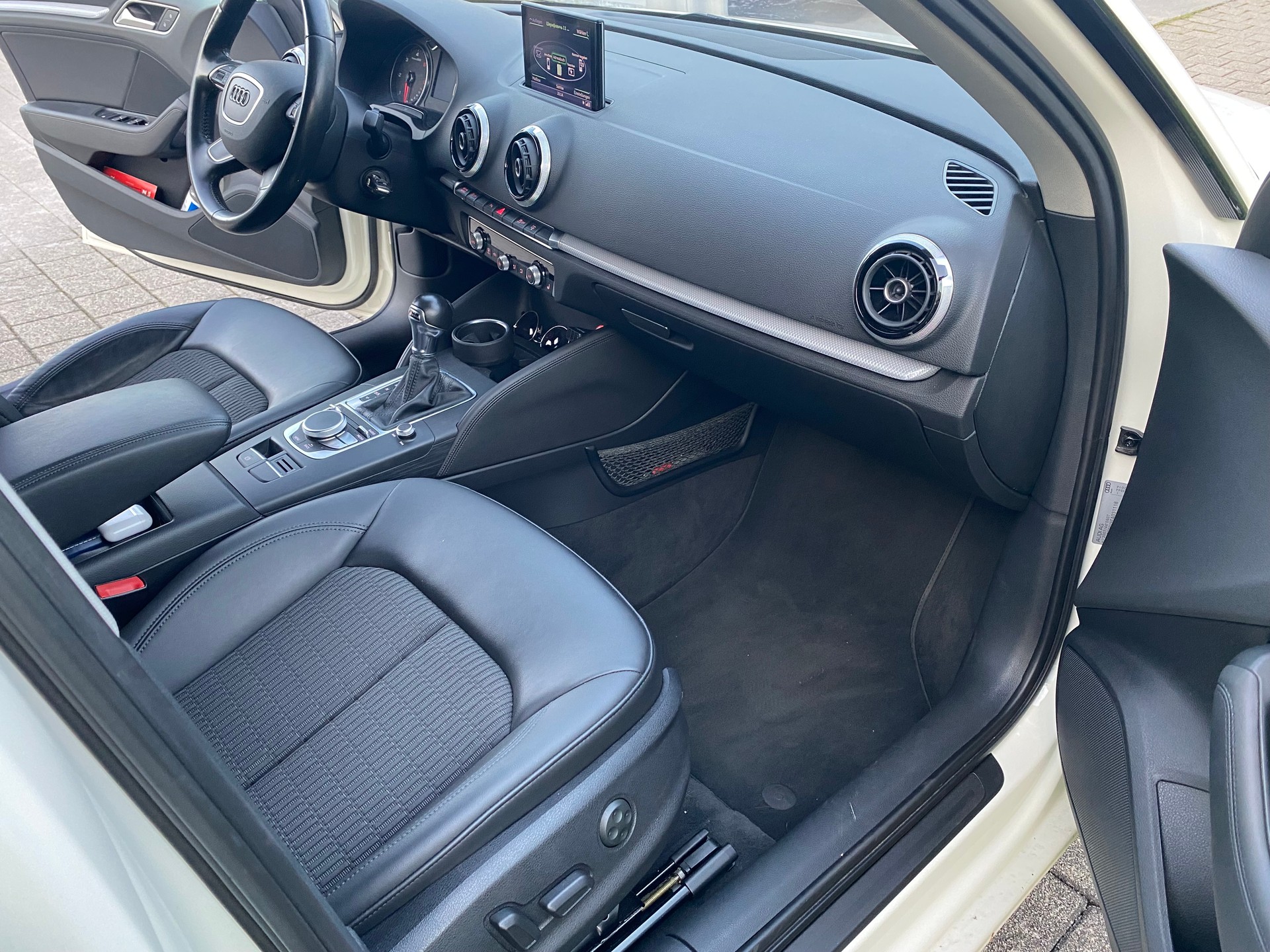 AUDI 2.0 TDI 150 Ambiente S-Tr-image-3