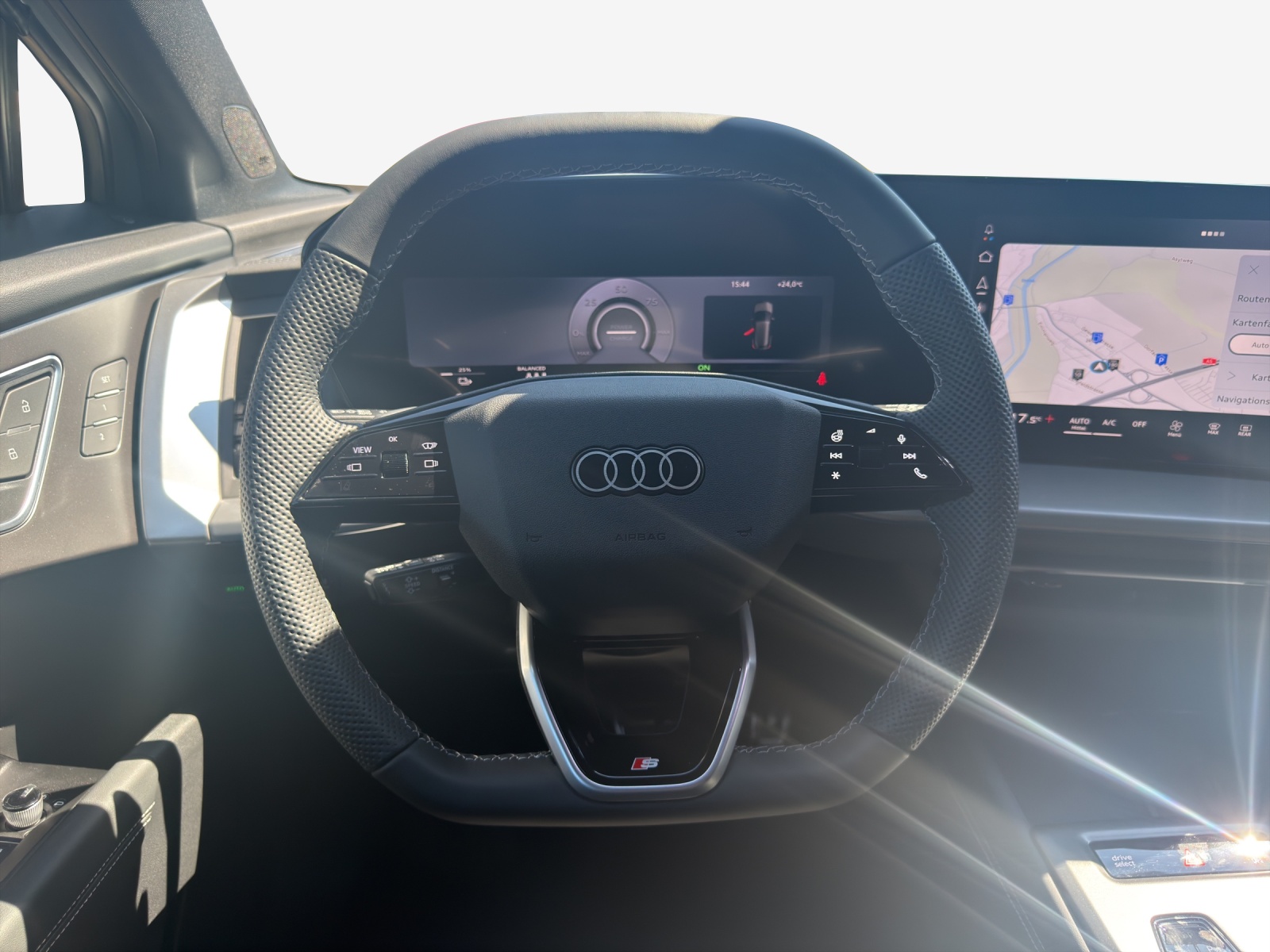 AUDI Q4 e-tron SUV quattro performance Swiss Ski-image-9