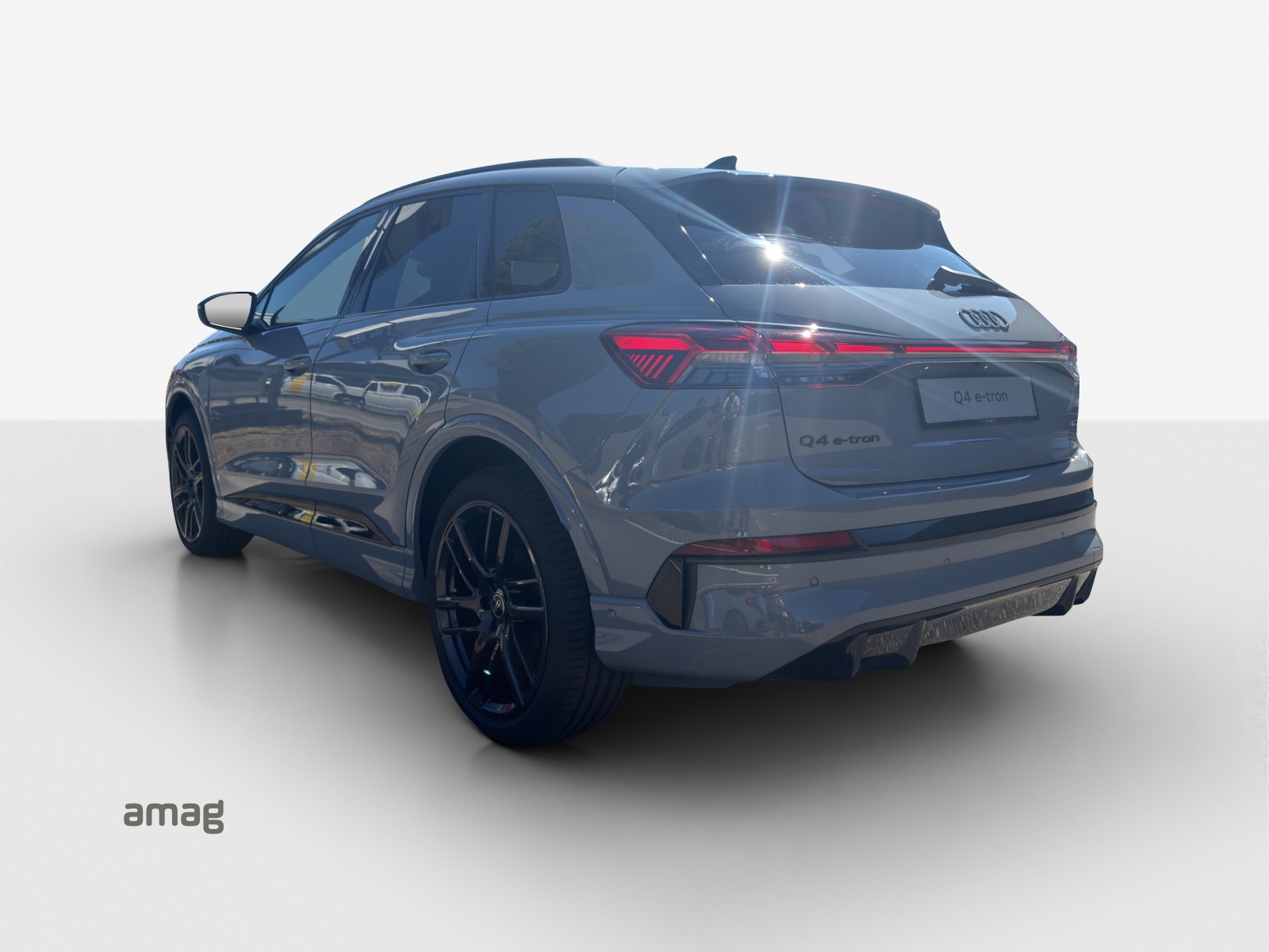 AUDI Q4 e-tron SUV quattro performance Swiss Ski-image-2