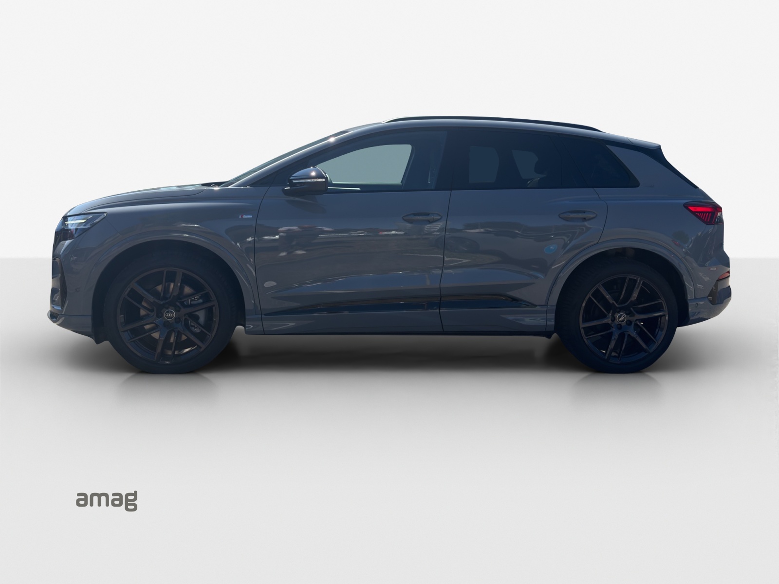 AUDI Q4 e-tron SUV quattro performance Swiss Ski-image-1
