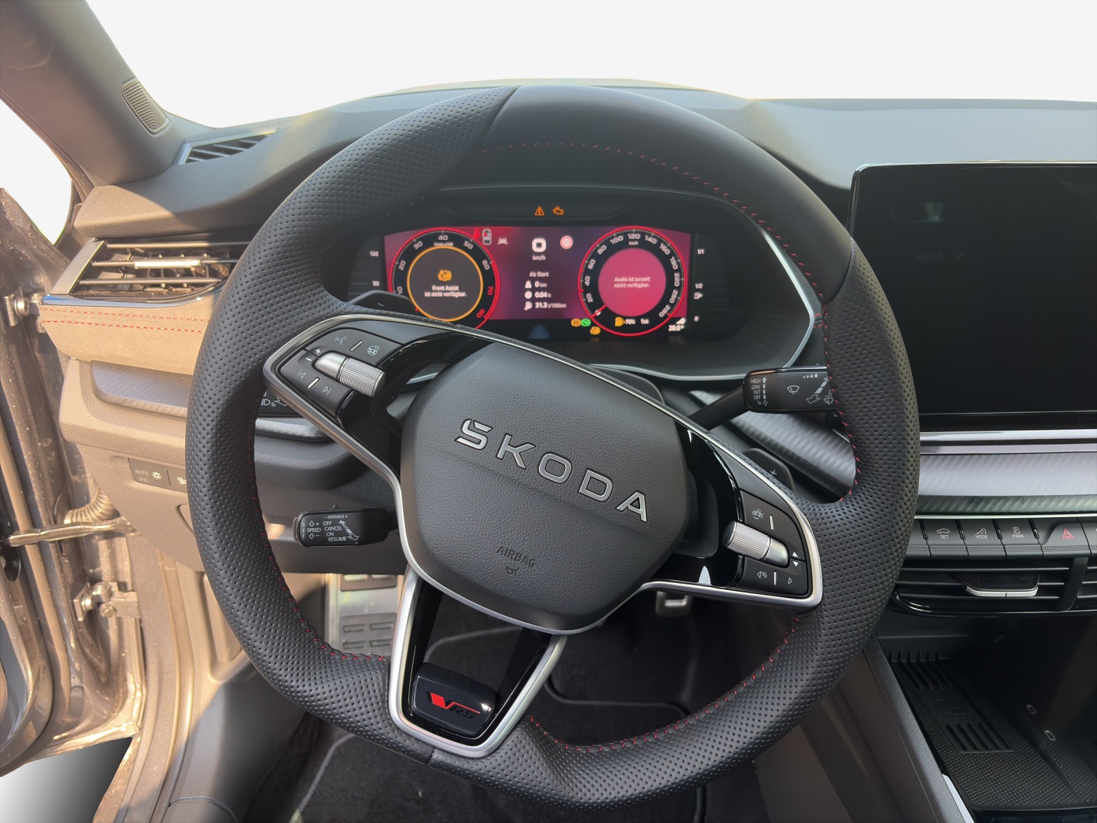 SKODA Octavia Combi 2.0 TSI DSG RS 30 Years Edition-image-9