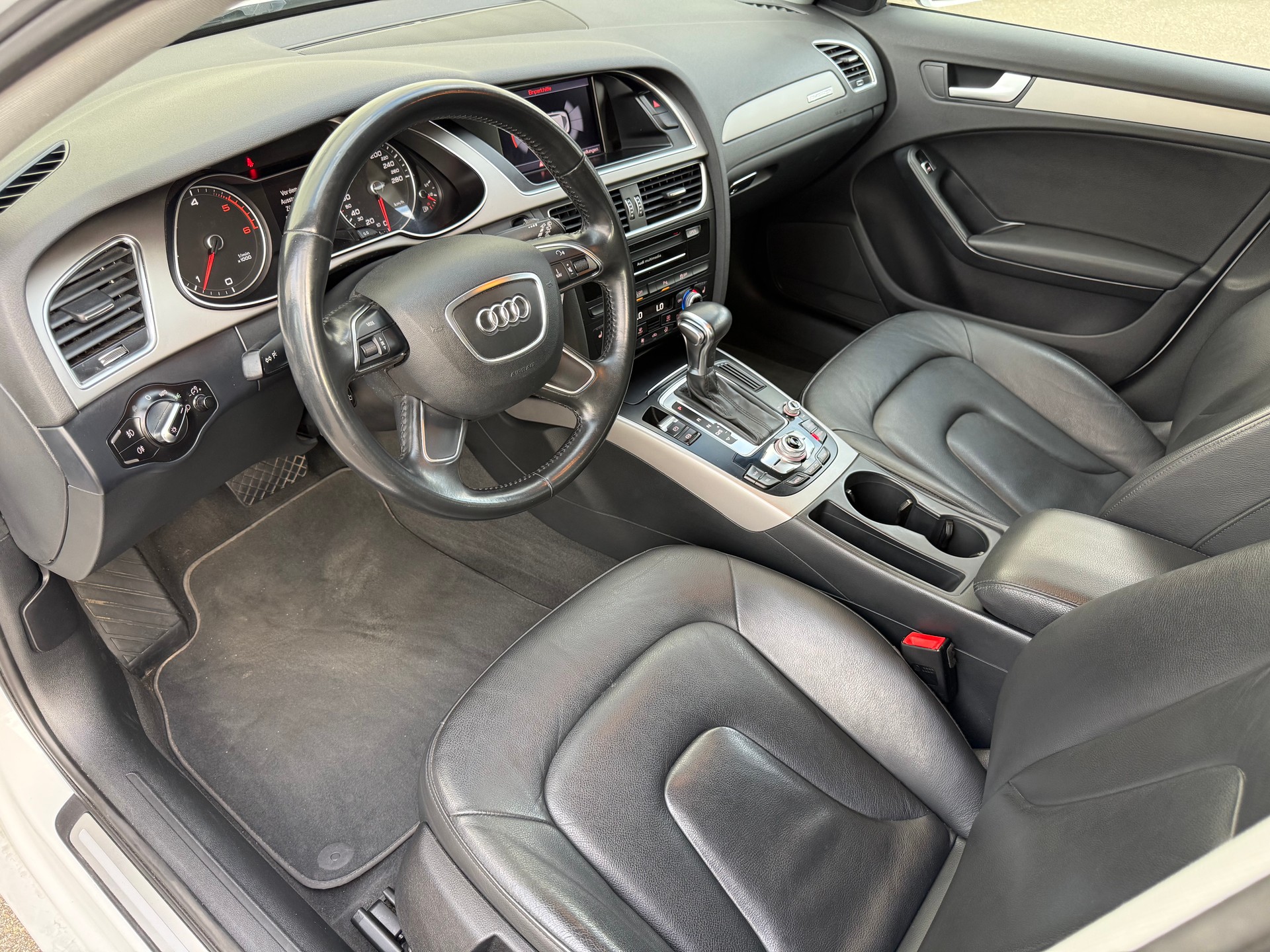 AUDI A4 Avant 2.0 TDI quattro S-tronic-image-8